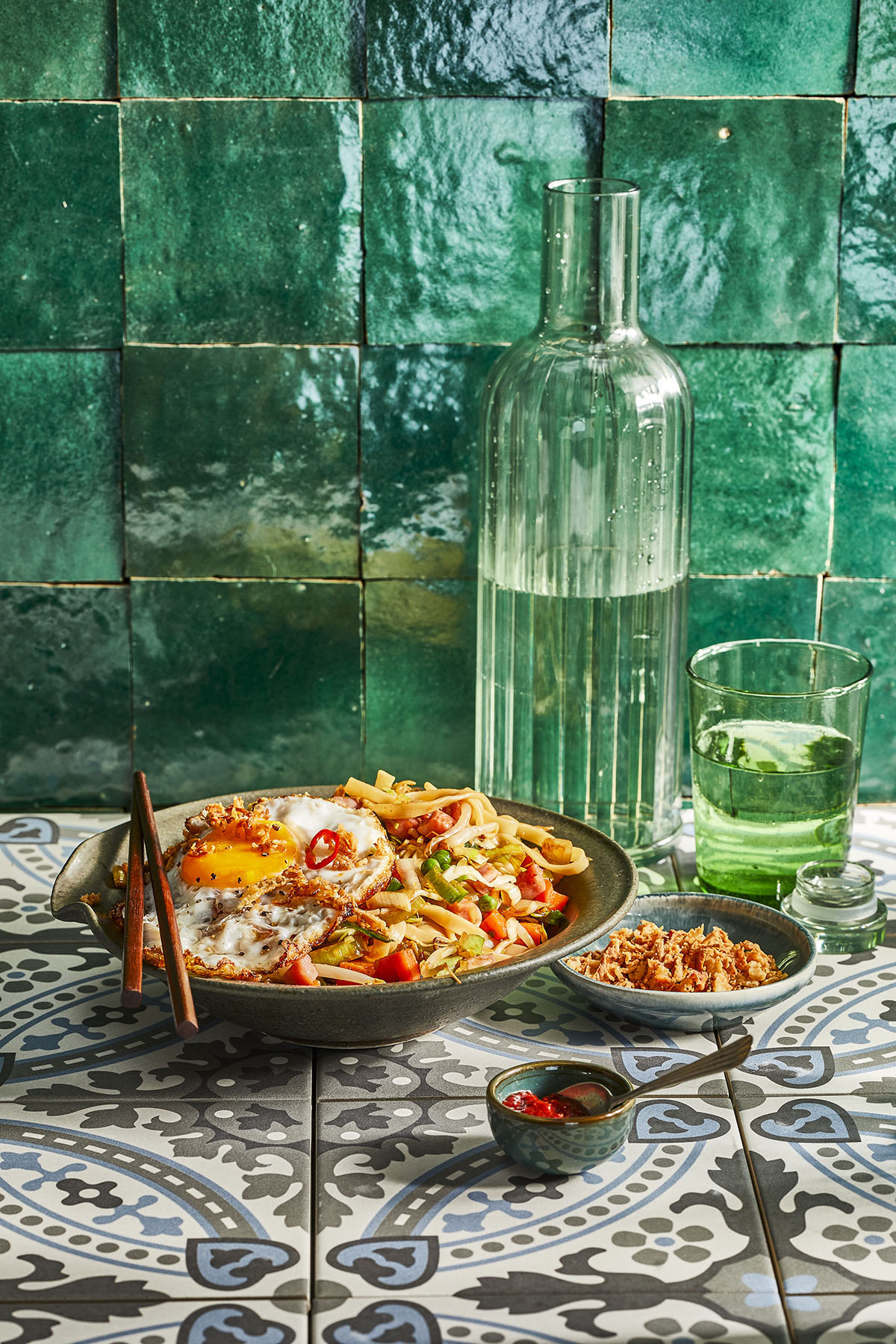 Bami goreng met ham en gebakken ei