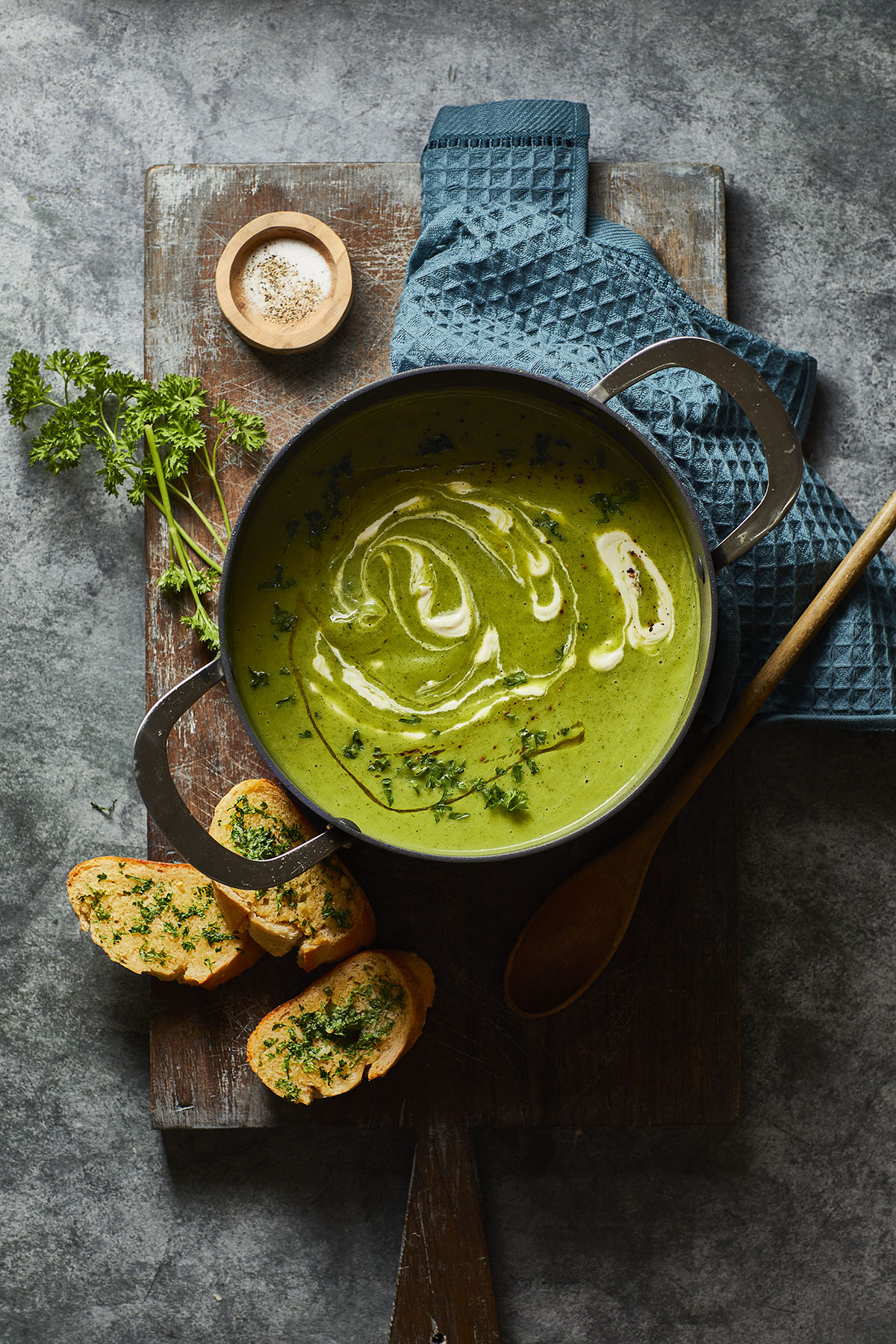 Gestoofde courgettesoep met knoflookbrood