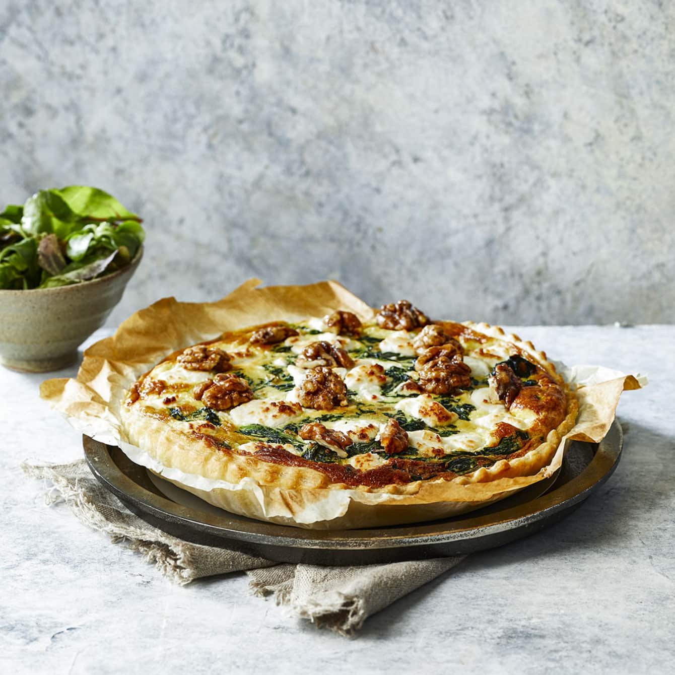 Spinaziequiche met geitenkaas en gekaramelliseerde walnoten