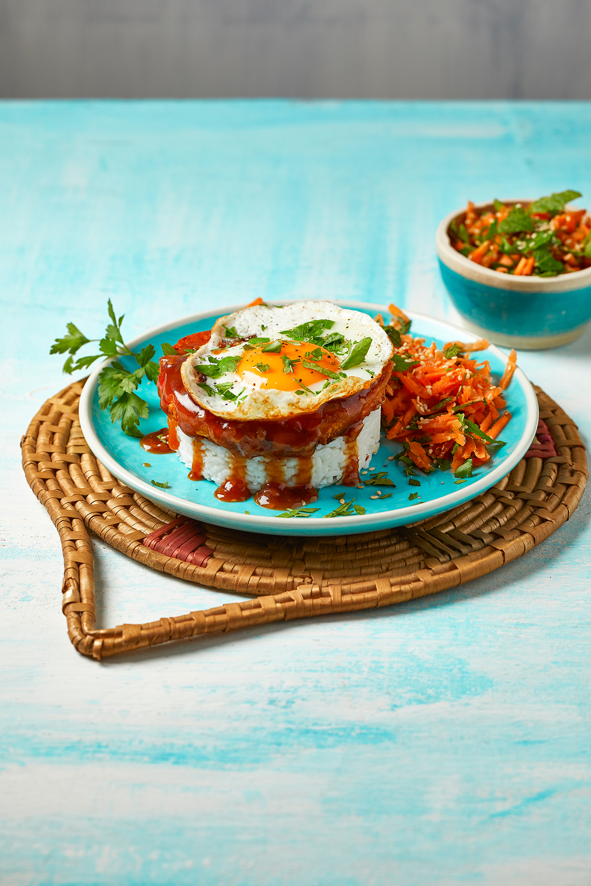 Veggie burger met jus op rijst met gebakken ei