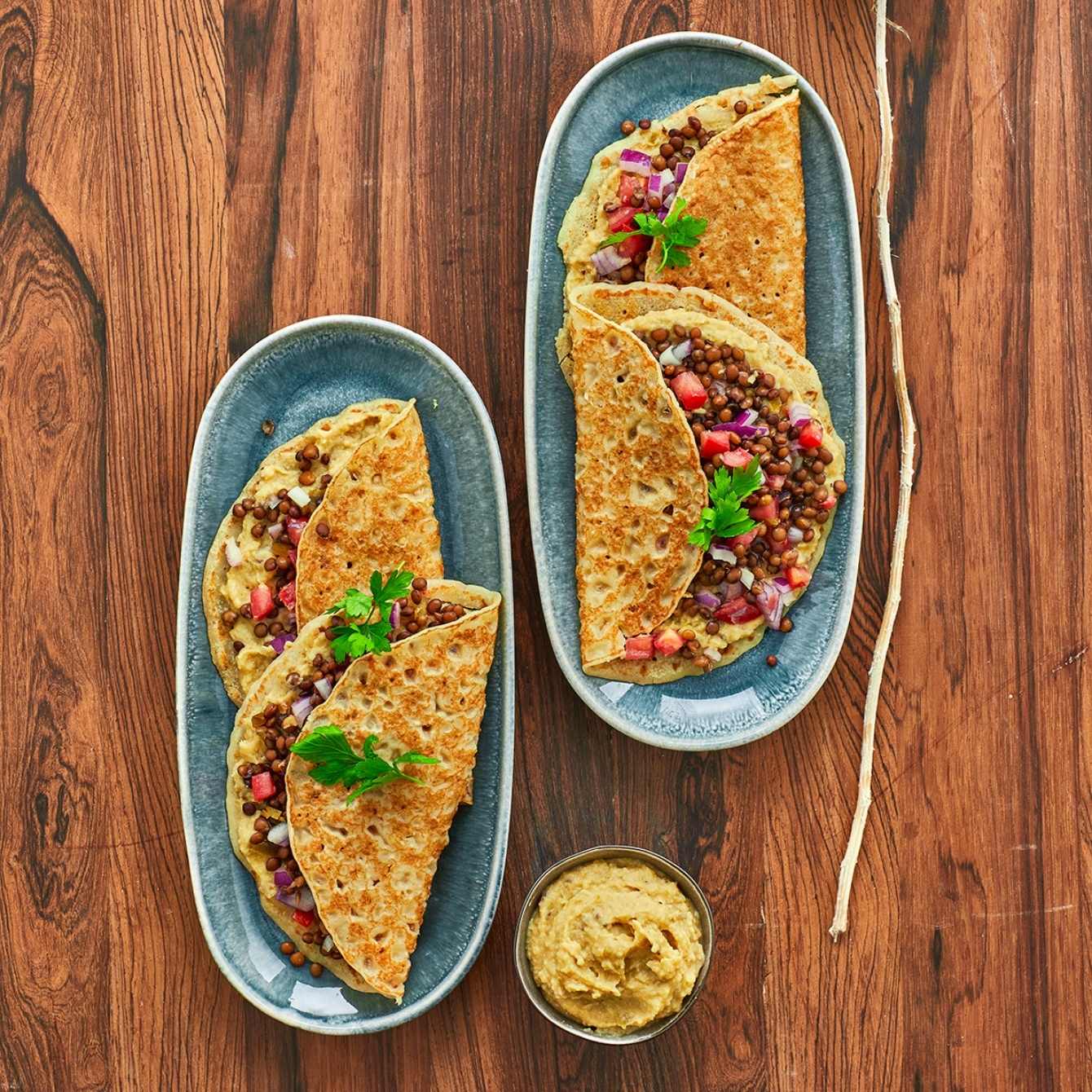 Pannenkoeken met linzensalade en kikkererwtendip