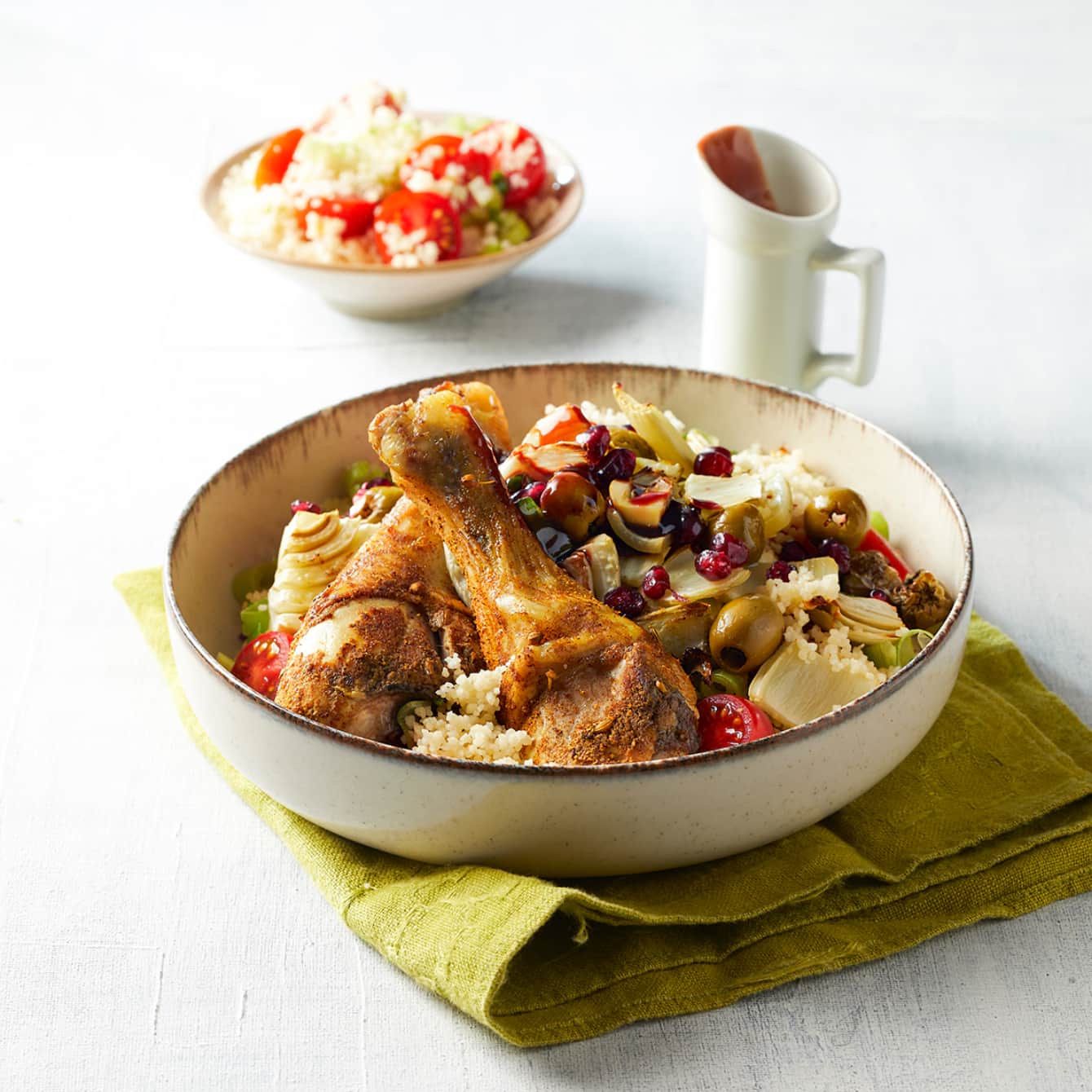 Drumsticks met geroosterde venkel, olijven en granaatappel