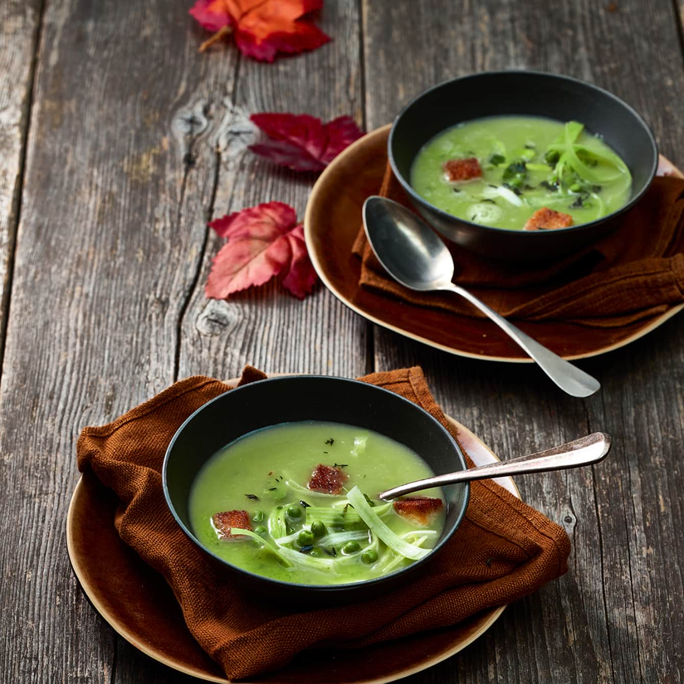 Lichte erwtensoep met gefrituurde tijm