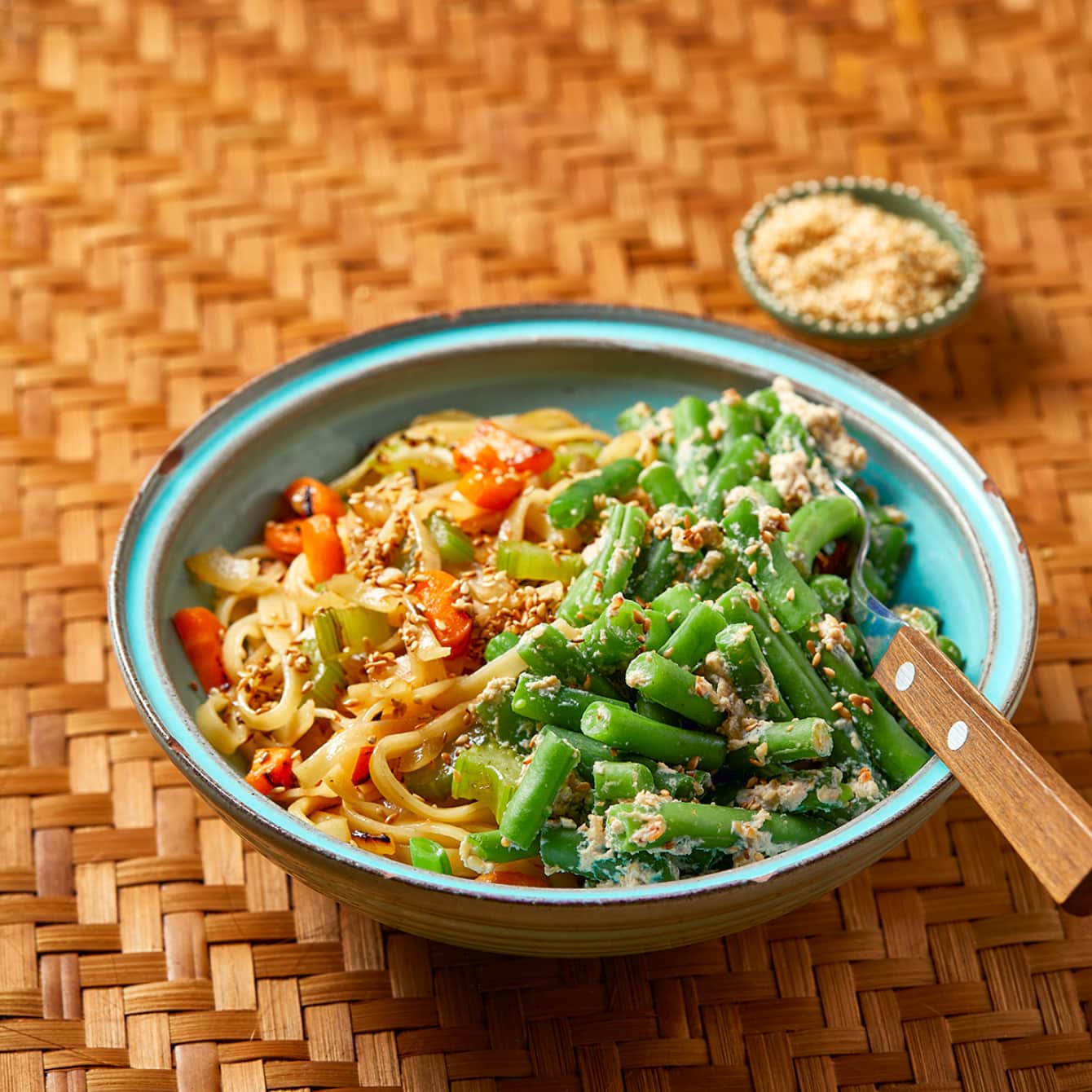 Sperziebonen met tofudressing en noedels