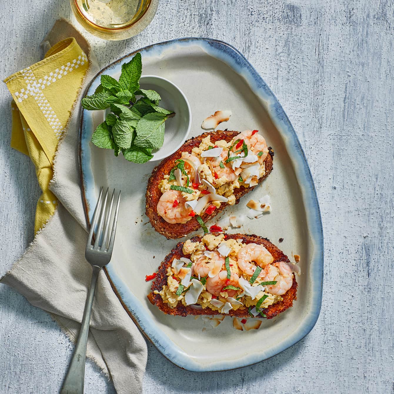 Roerei met garnalen op spicy toast