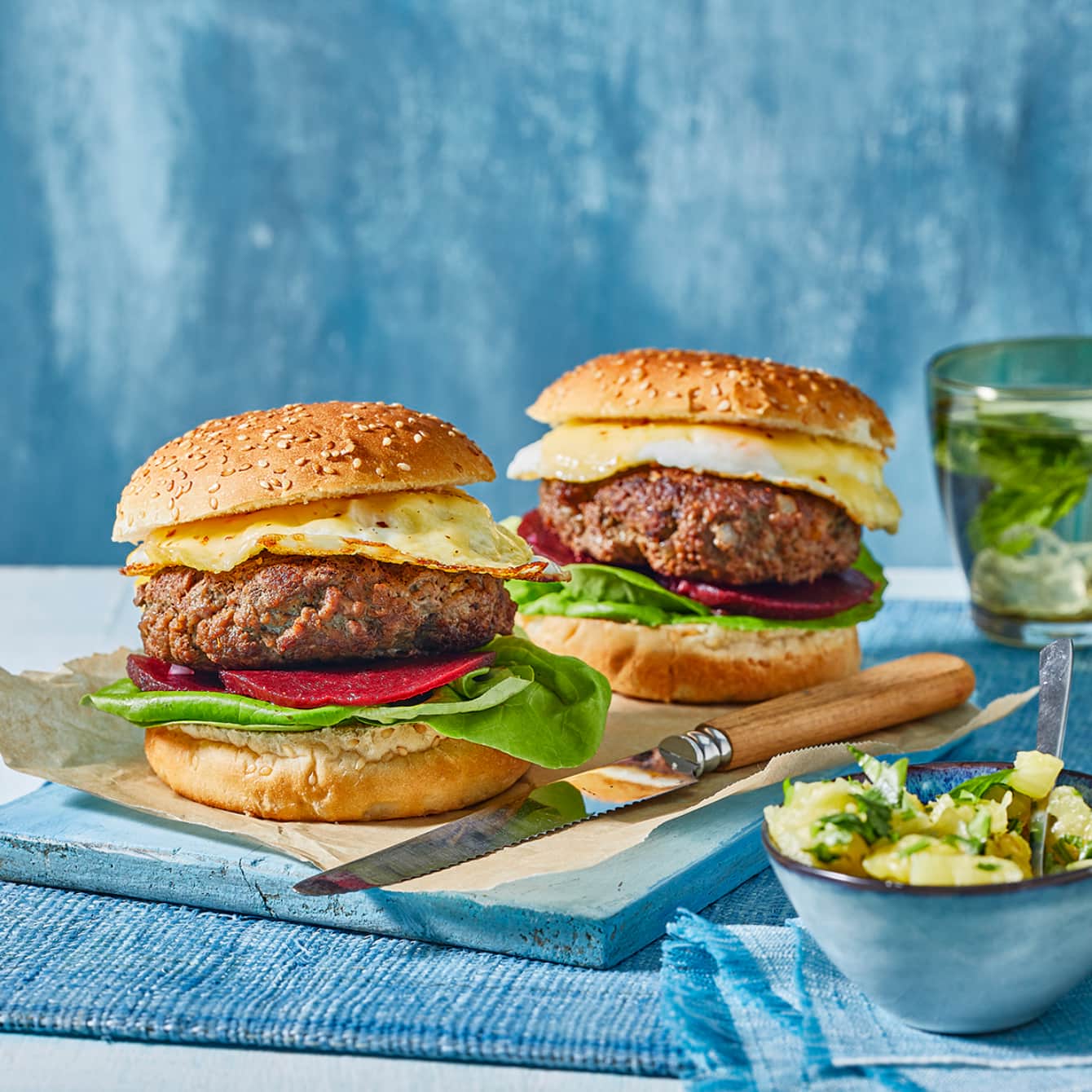 Aussie burger met zoetzure biet en ananassalsa