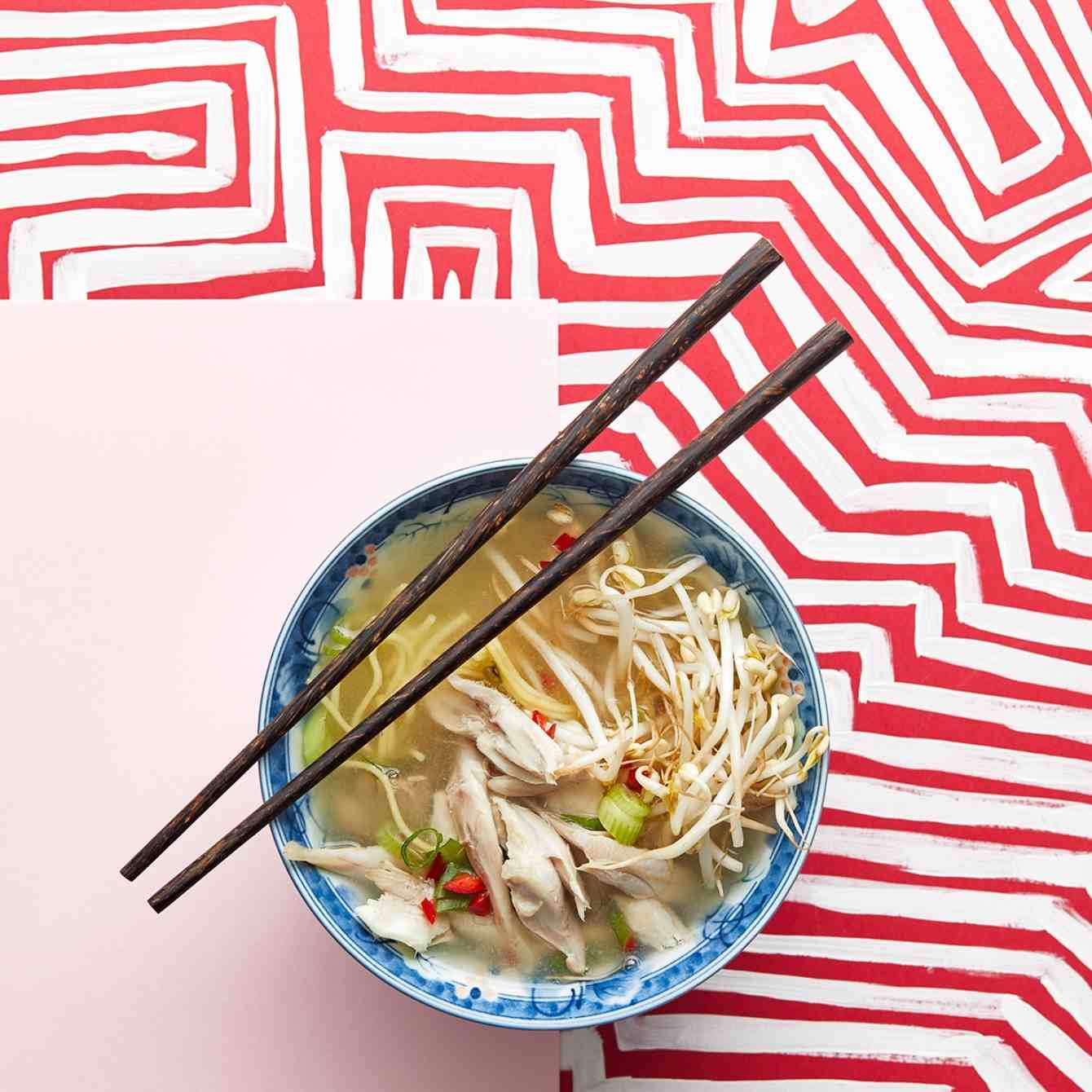 Pikante kippensoep met taugé