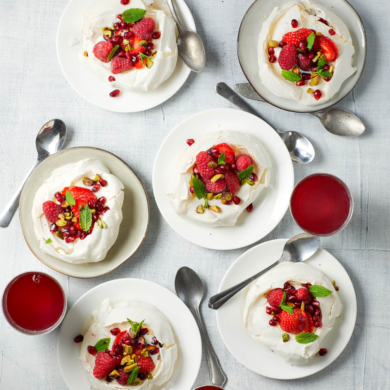 Mini pavlova's met granaatappel, honingyoghurt en pistache