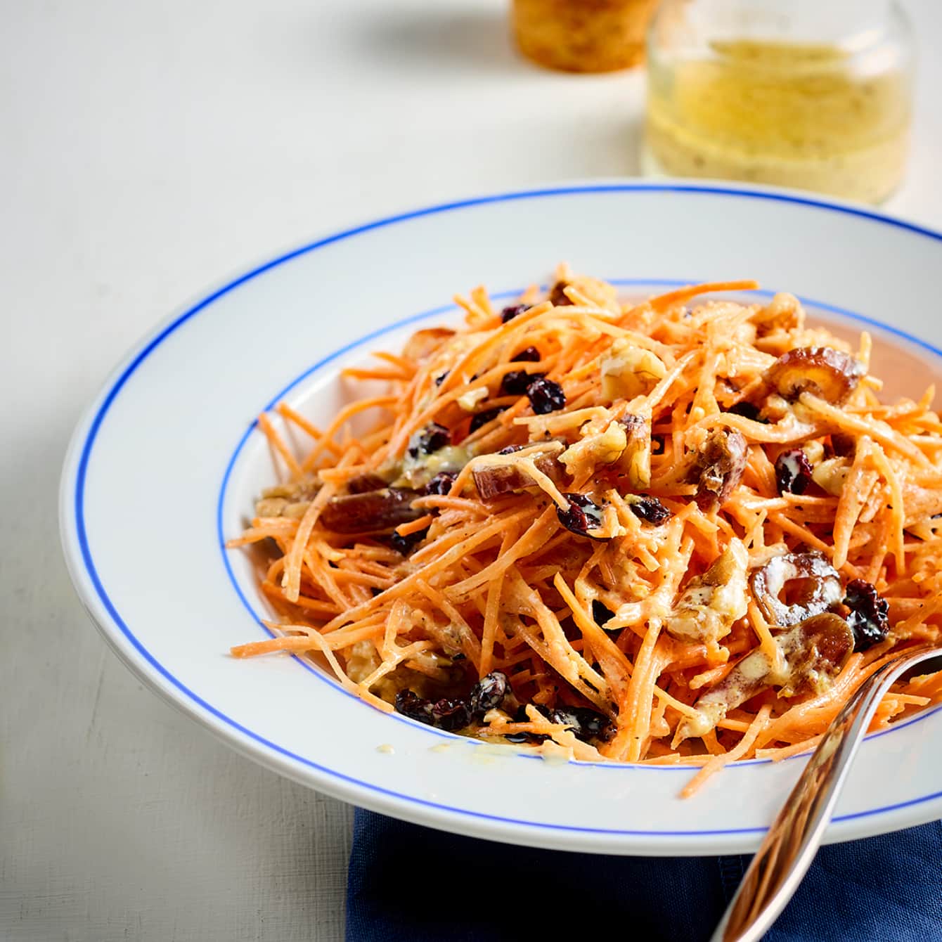 Wortelsalade met krenten, dadels en walnoten