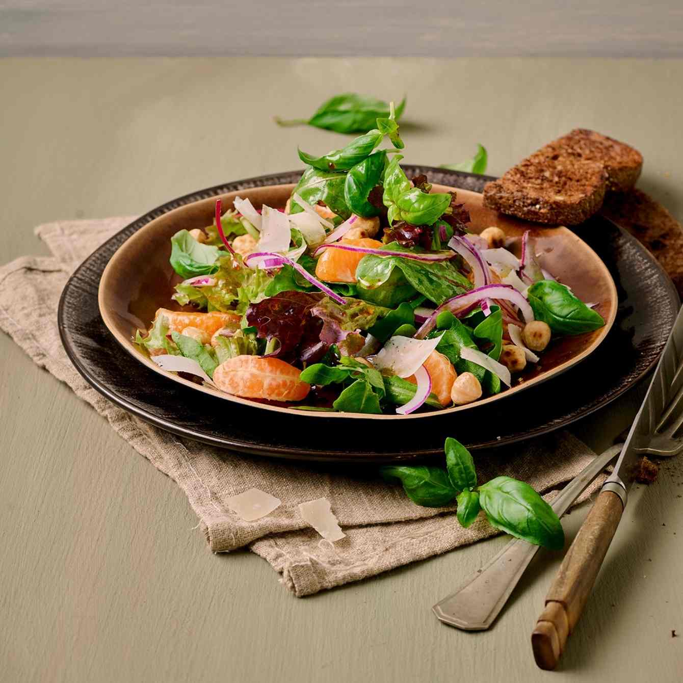 Herfstsalade met mandarijn en hazelnoot