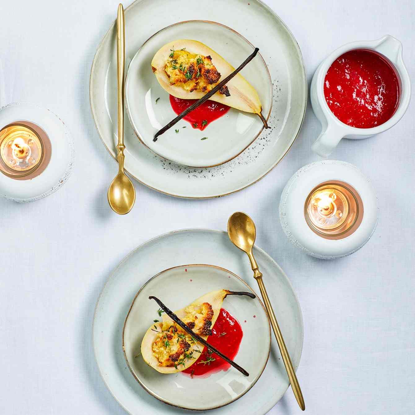 Gevuld peertje met tijm-amandelspijs en frambozensaus