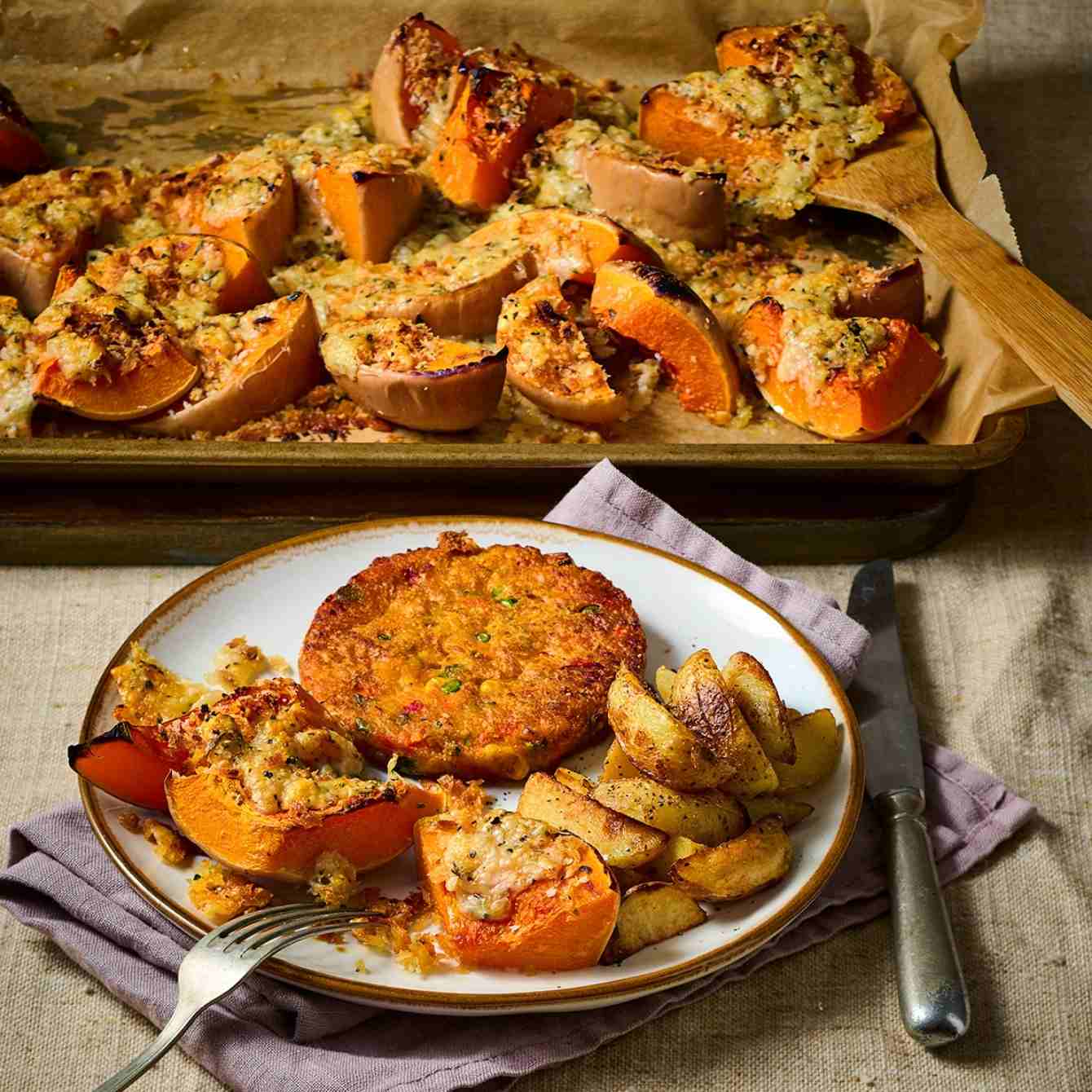 Geroosterde pompoen met kaas en kruiden