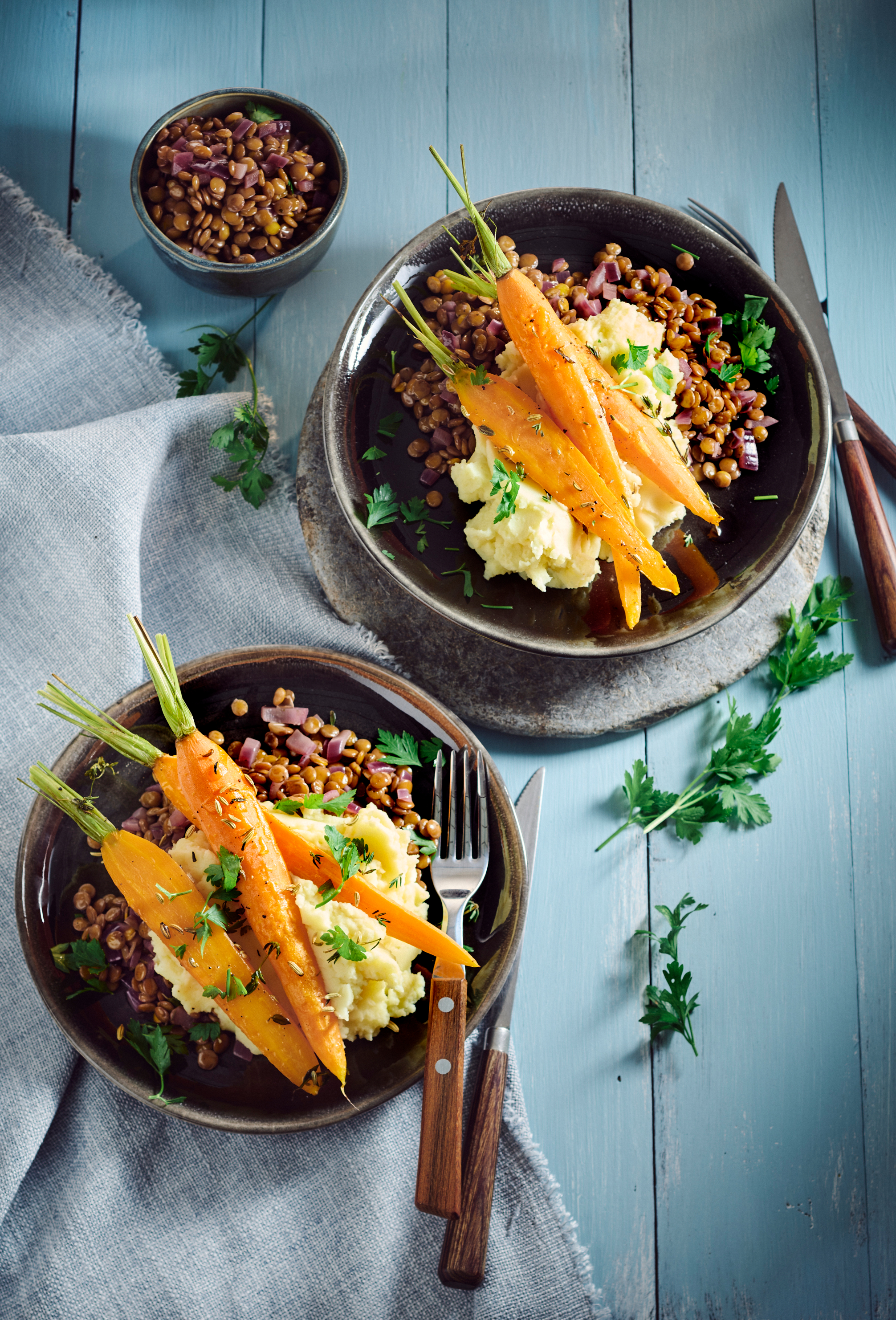 Gestoofde linzen in rode wijn met geroosterde worteltjes en aardappelpuree