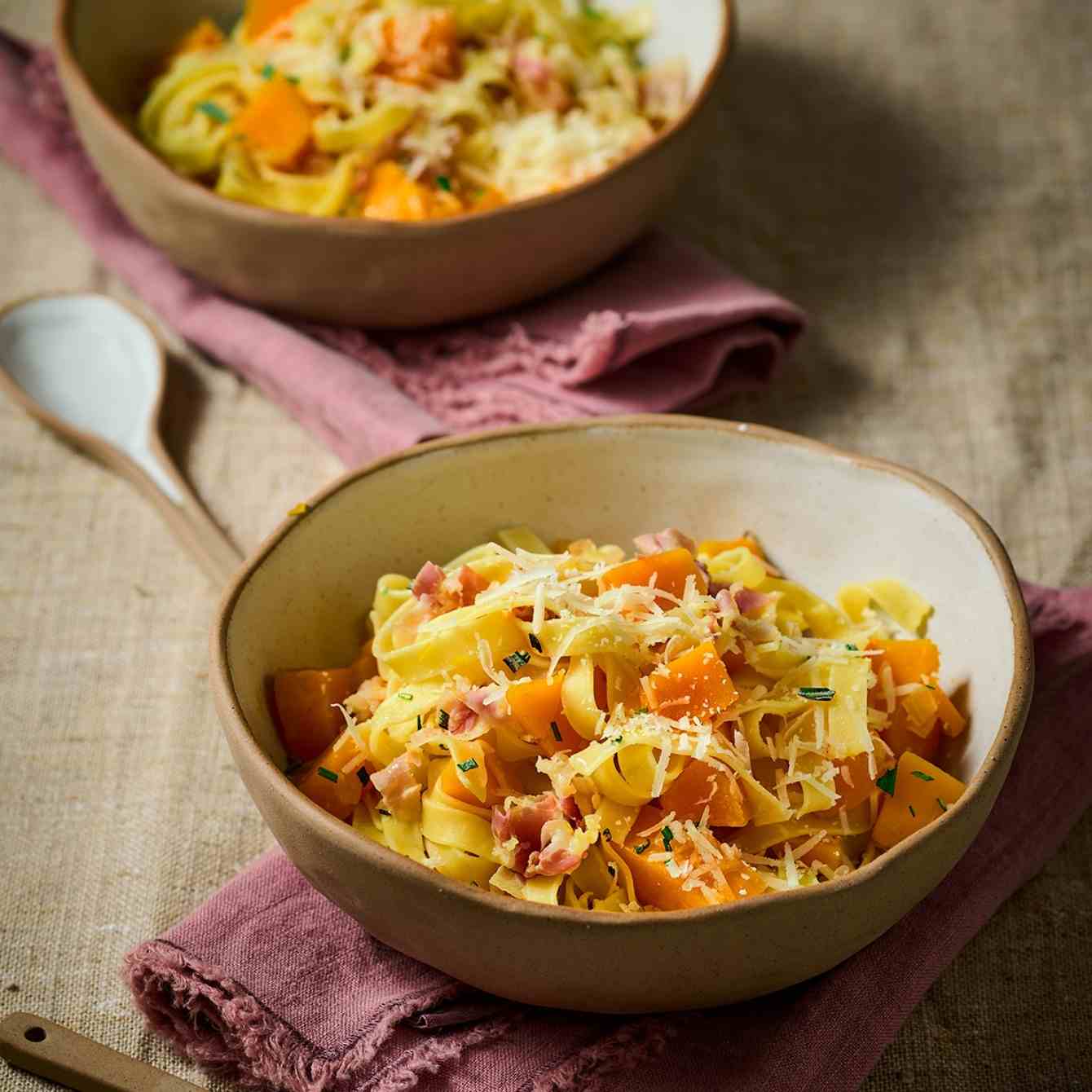 Tagliatelle met pompoen en pancetta