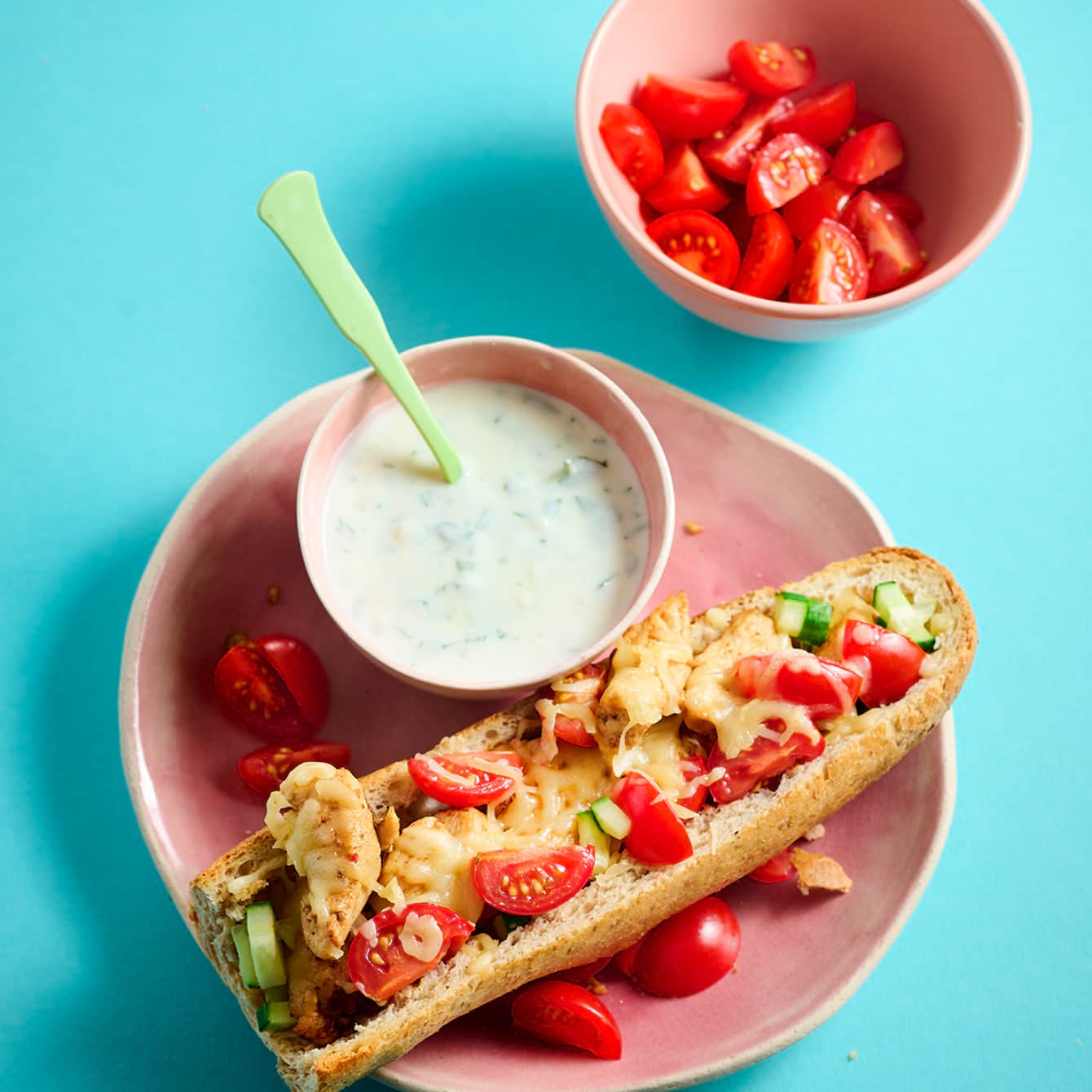 Gegratineerd stokbrood met kipshoarma en yoghurtsaus