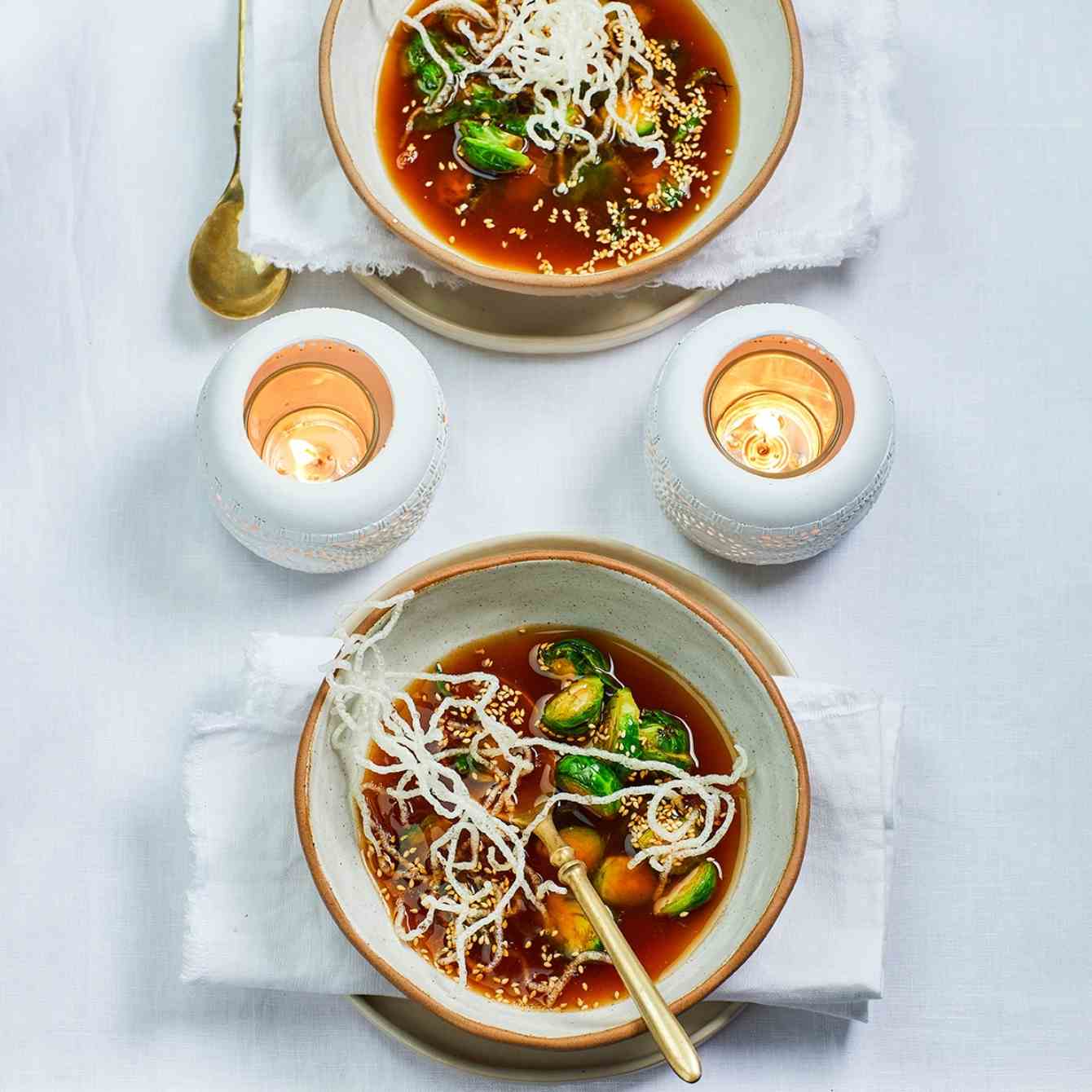 Krachtige bouillon met gekaramelliseerde spruitjes
