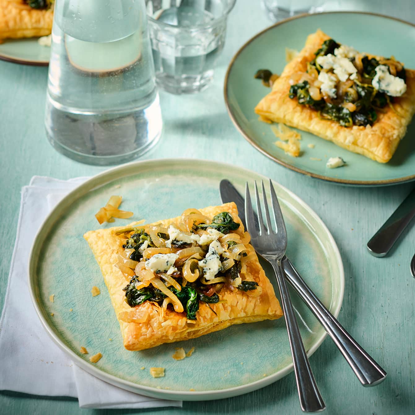 Spinazietaartjes met gekaramelliseerde ui en blauwe kaas