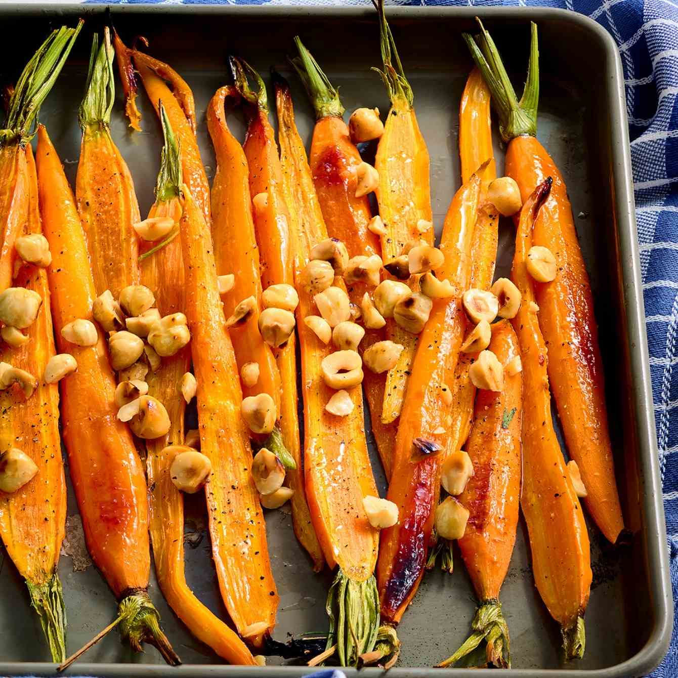 Geroosterde bospeen met honing en hazelnoten