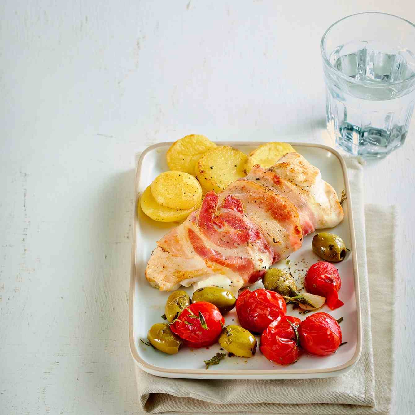 Kip uit de oven met pancetta, mozzarella en gepofte tomaatjes