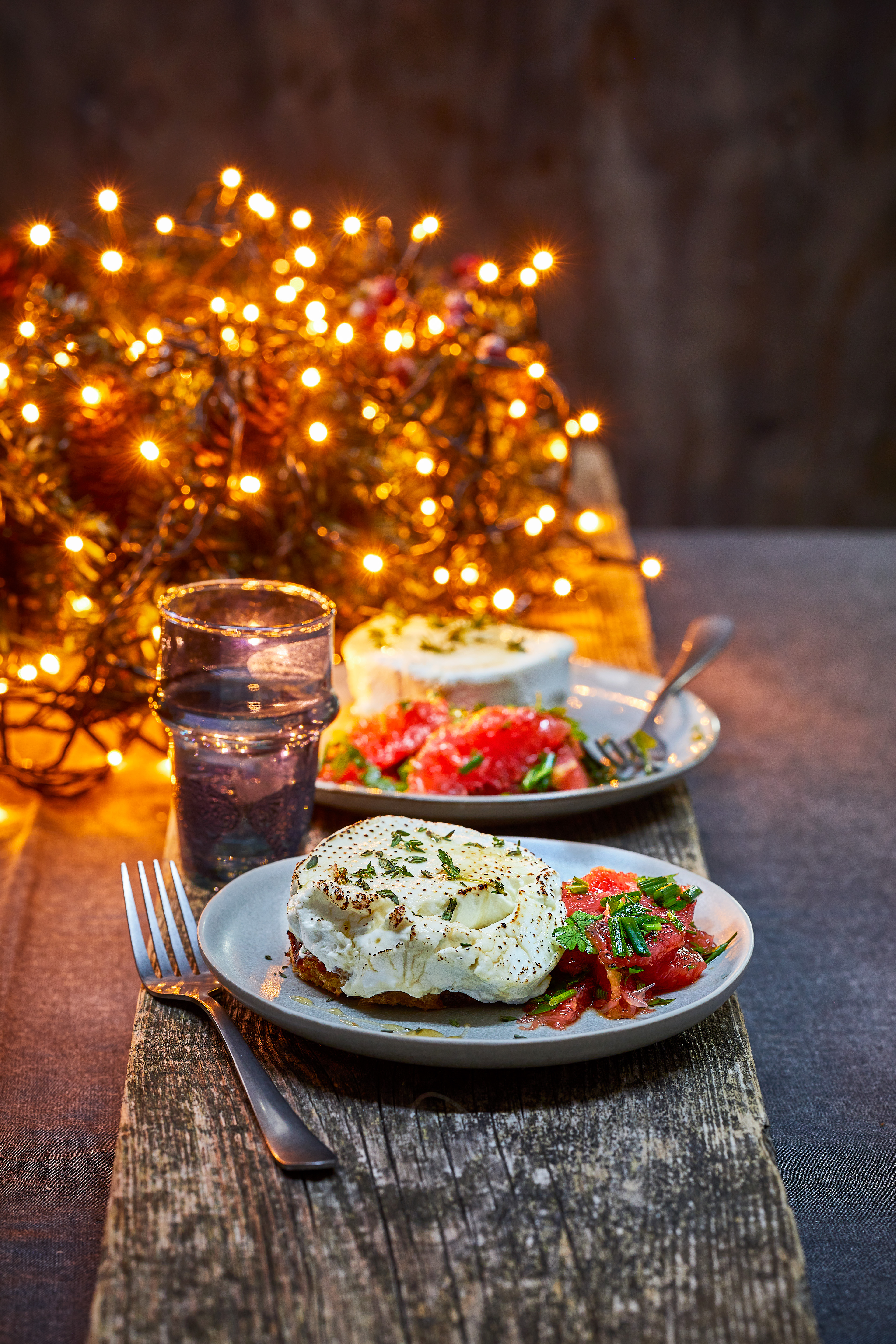 Warme geitenkaas op mueslibrood met grapefruitsalade