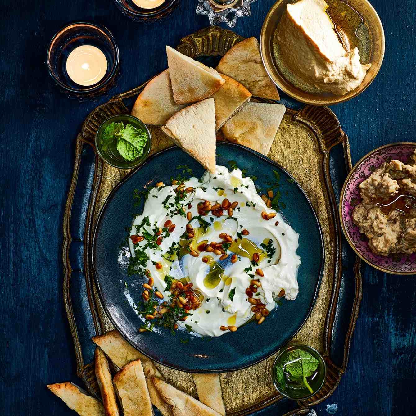 Mezze spreads met pita