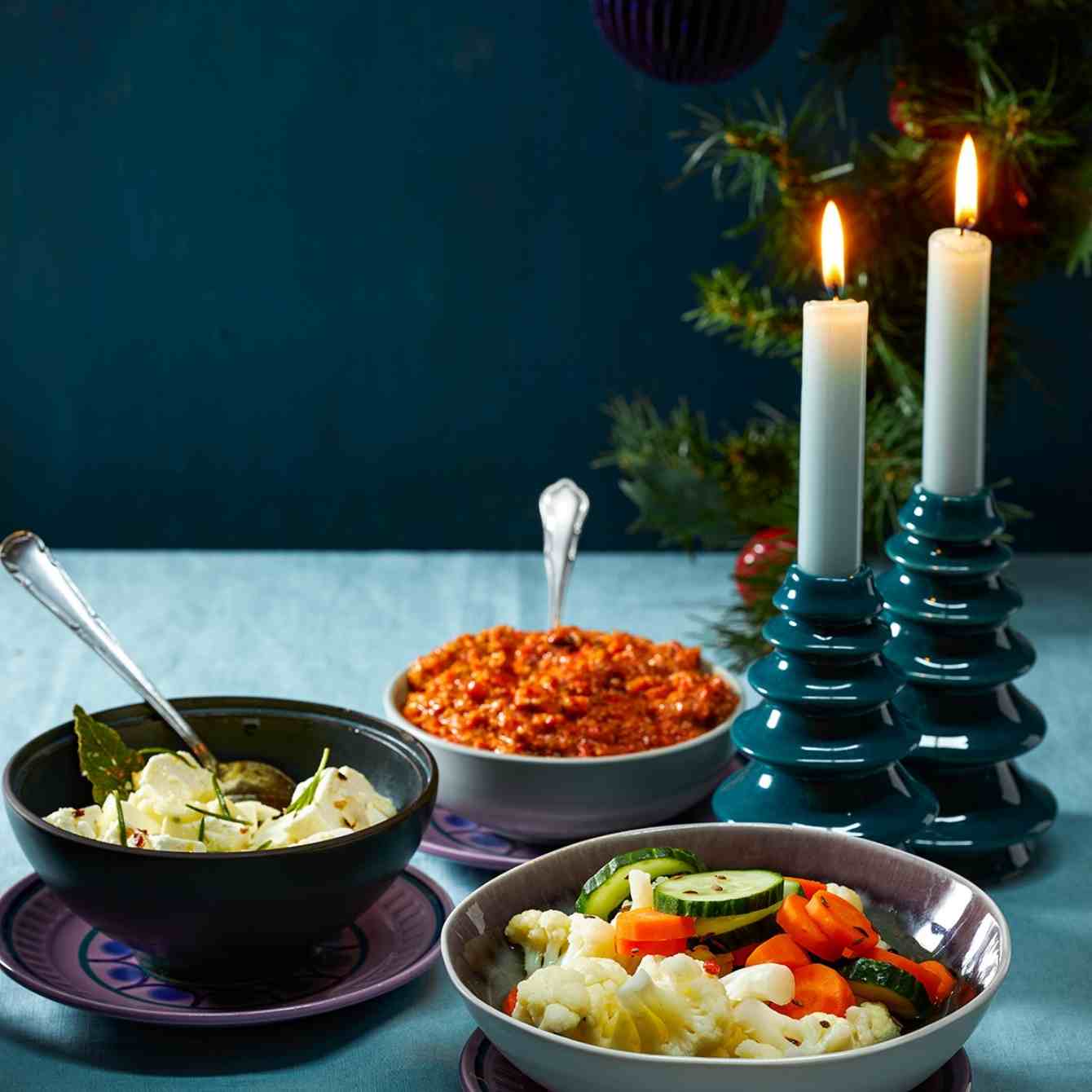 Ingelegde groenten, kaas en ajvar