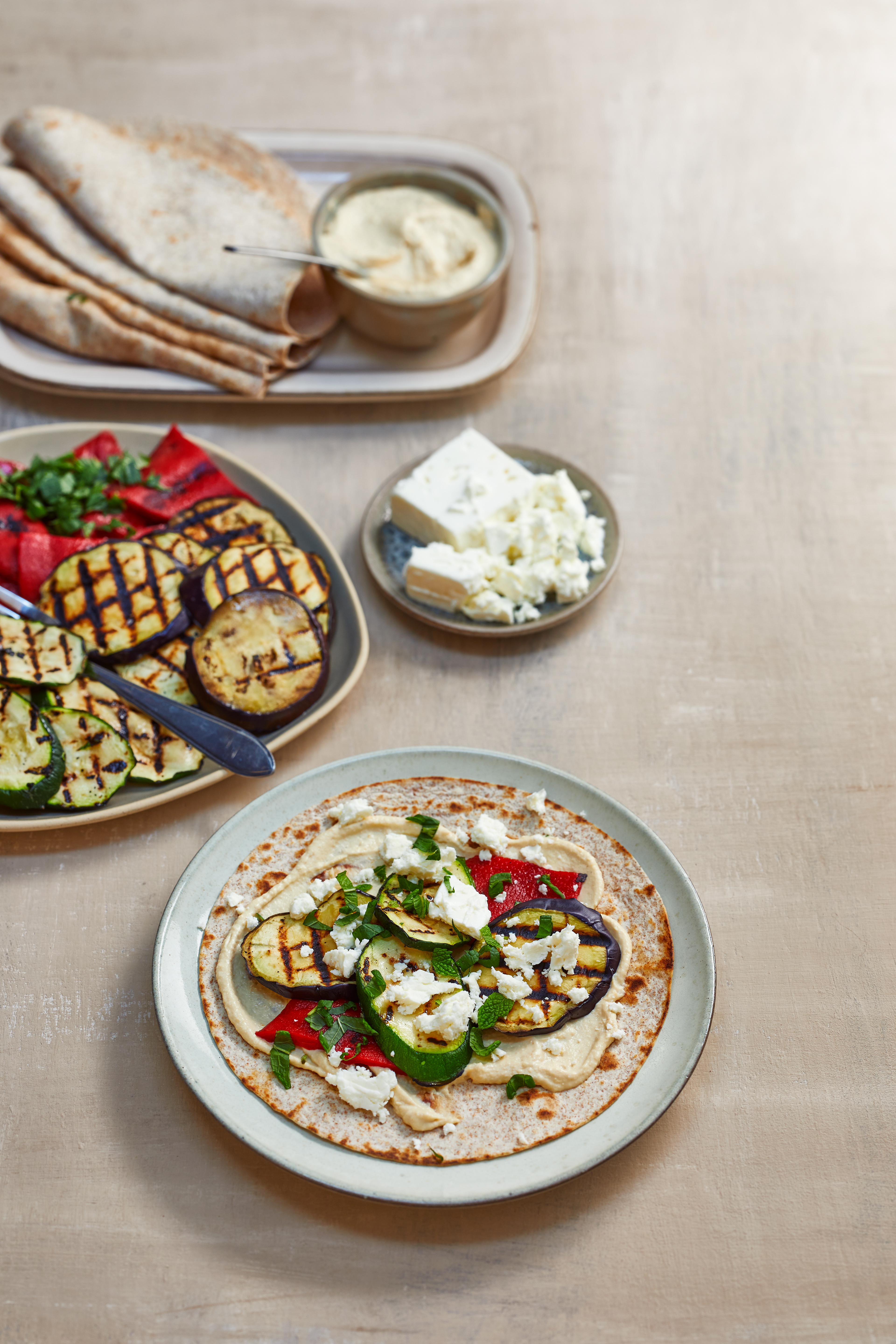 Lunchwrap met hummus en gegrilde groenten