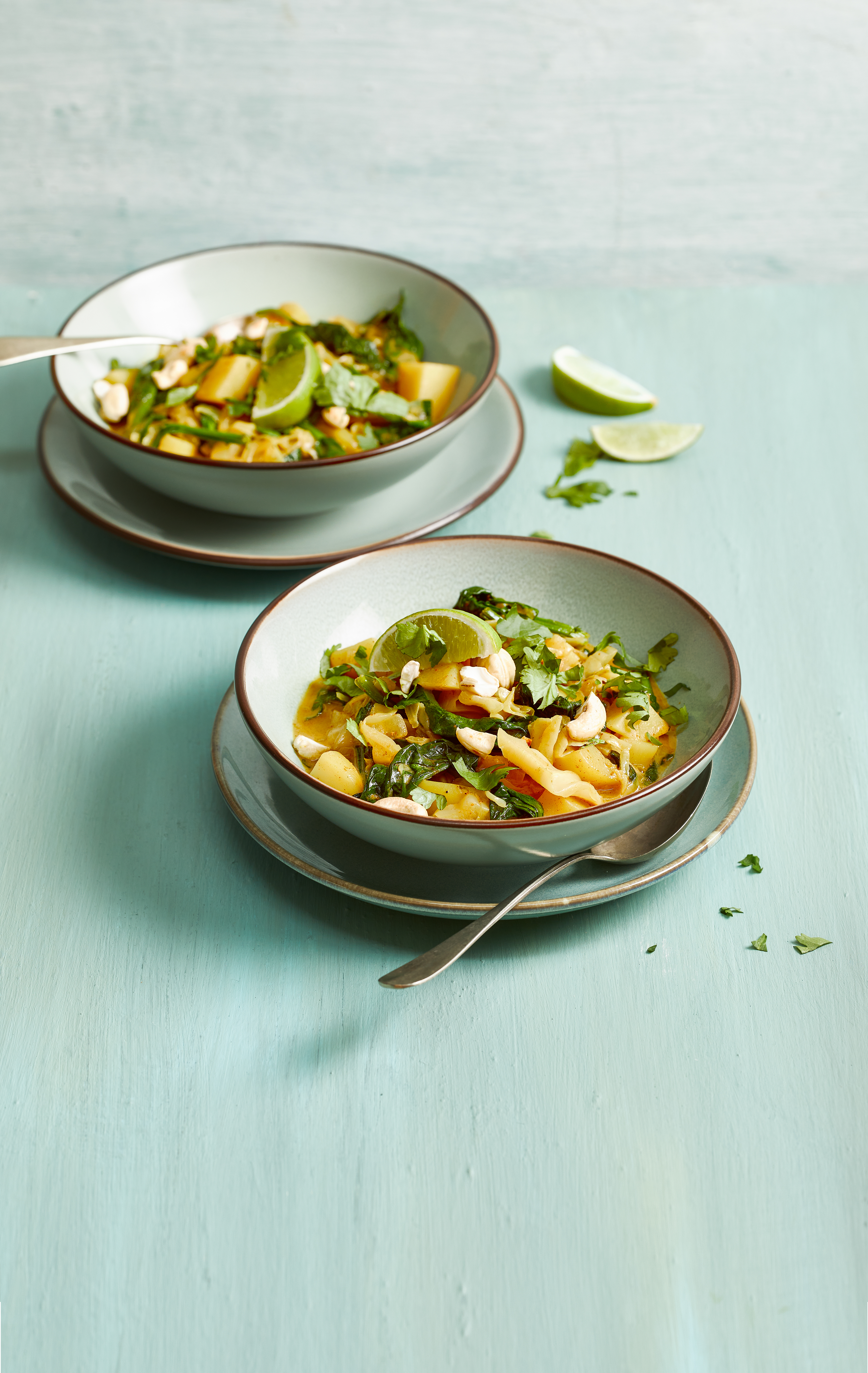 Spitskoolcurry met aardappel, spinazie en kokos