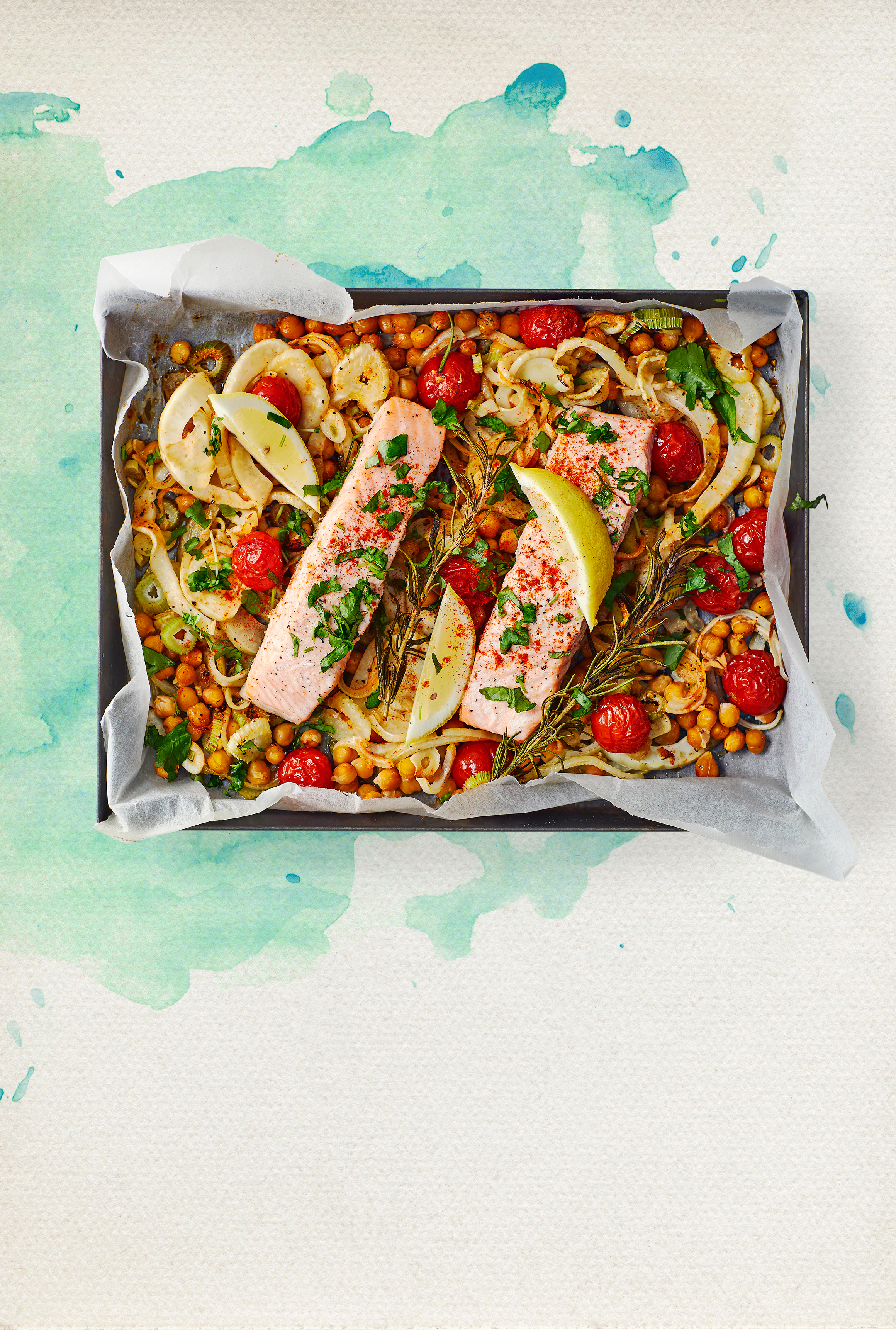 Zalm met venkel, tomaatjes en kikkererwten van de bakplaat