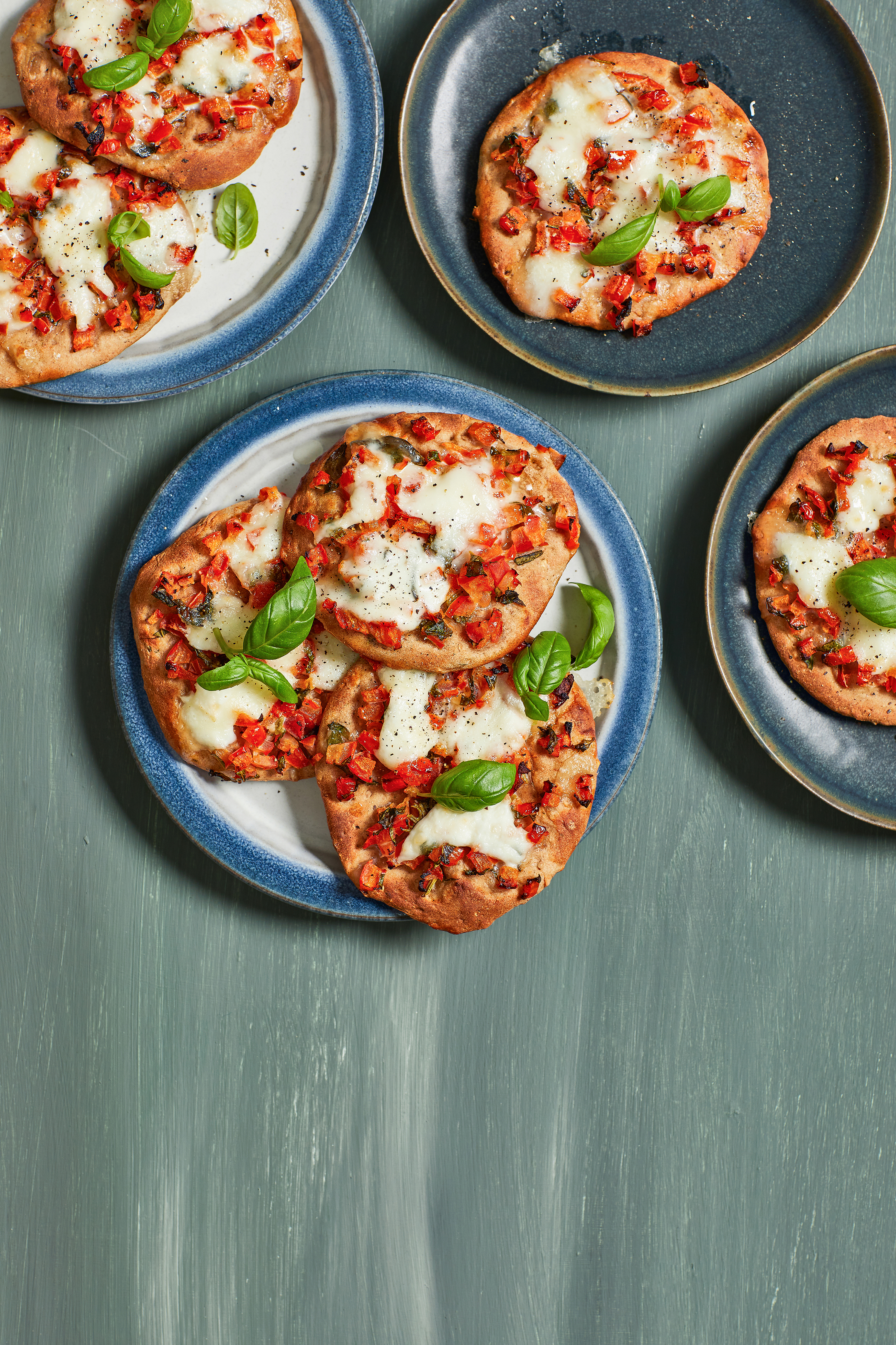 Volkorenpizzette met tomaat en mozzarella