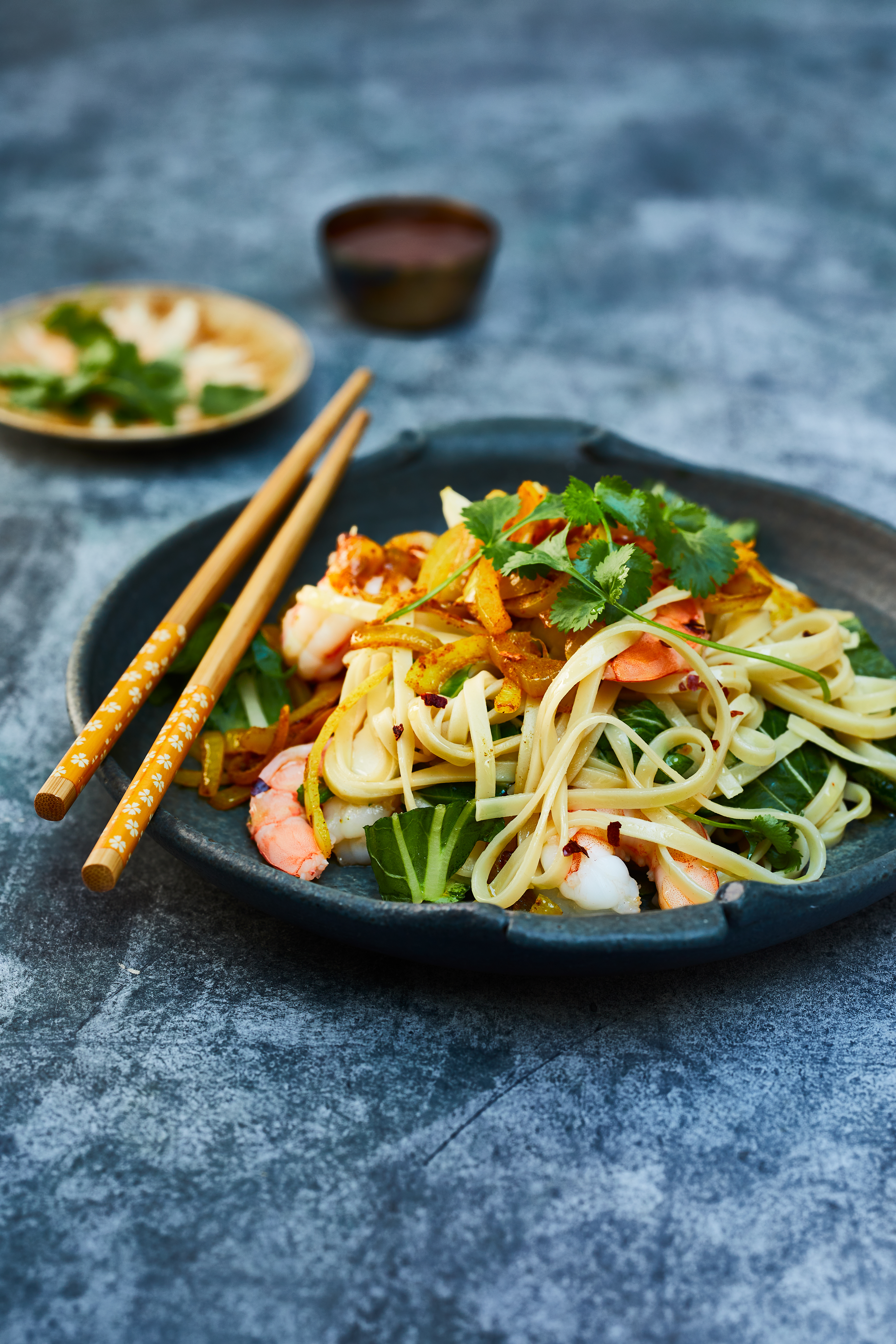 Noedels met garnalen en kerrie-ui