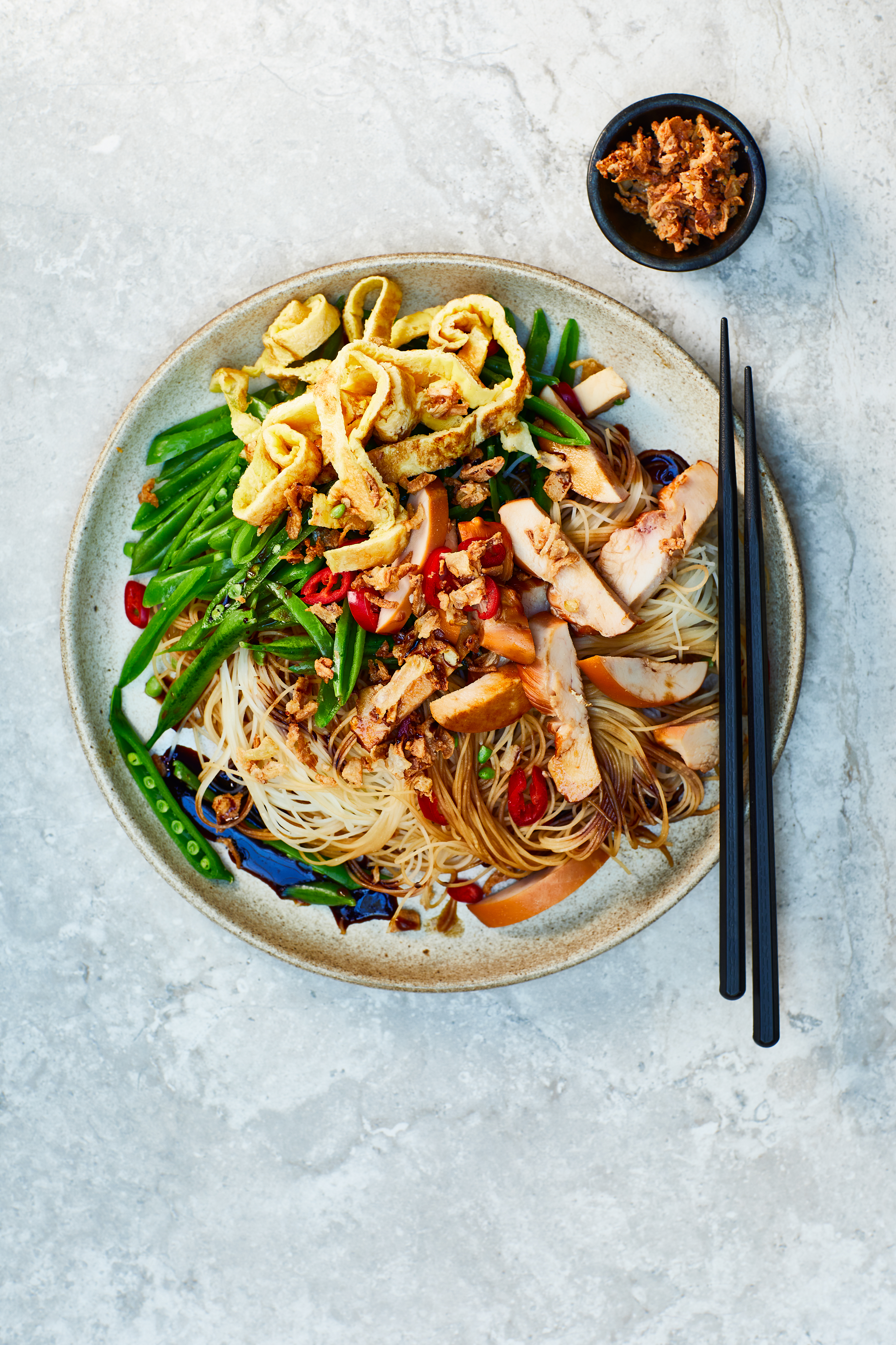 Noedels met gerookte kip en sugarsnaps