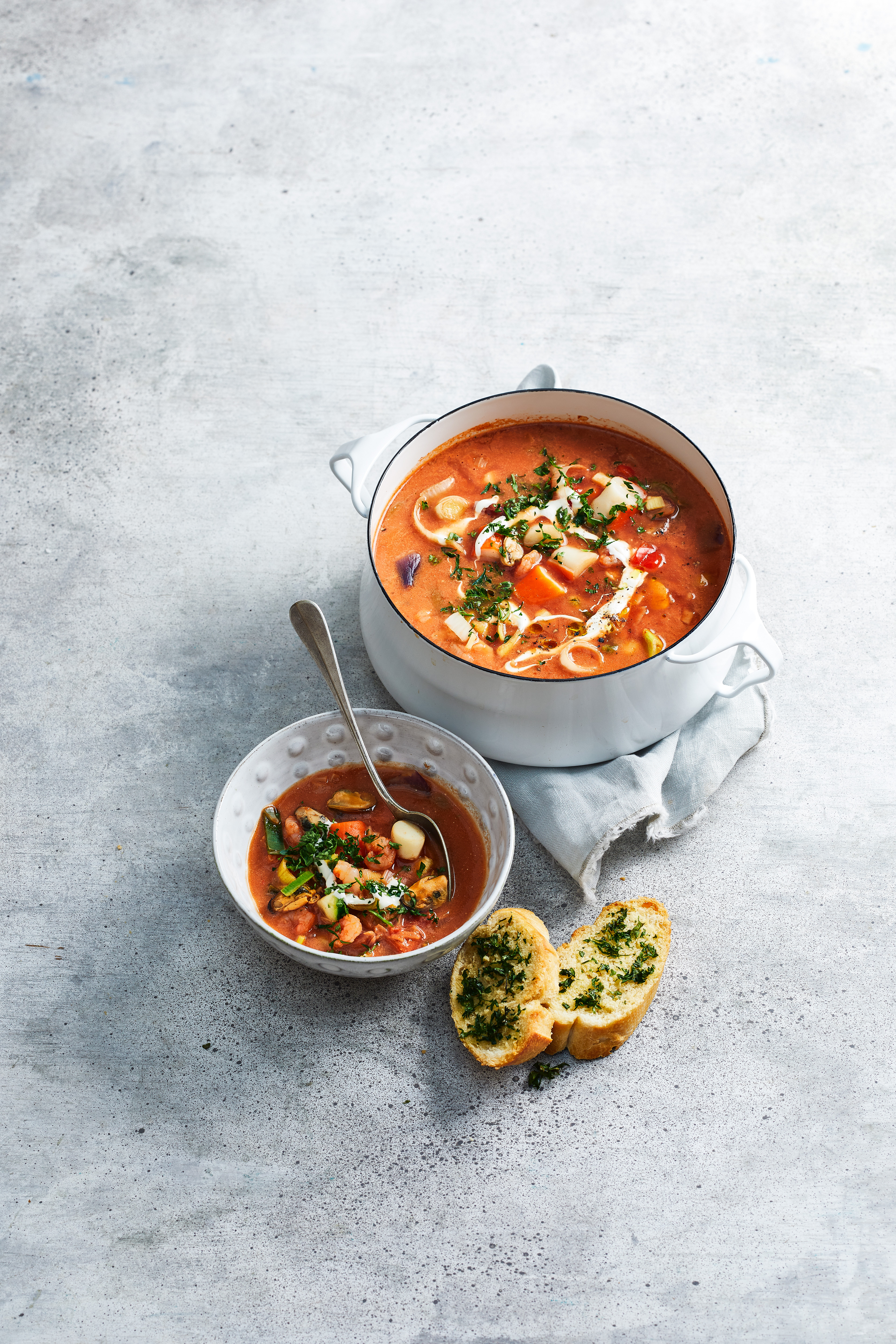 Snelle vissoep met knoflookbrood