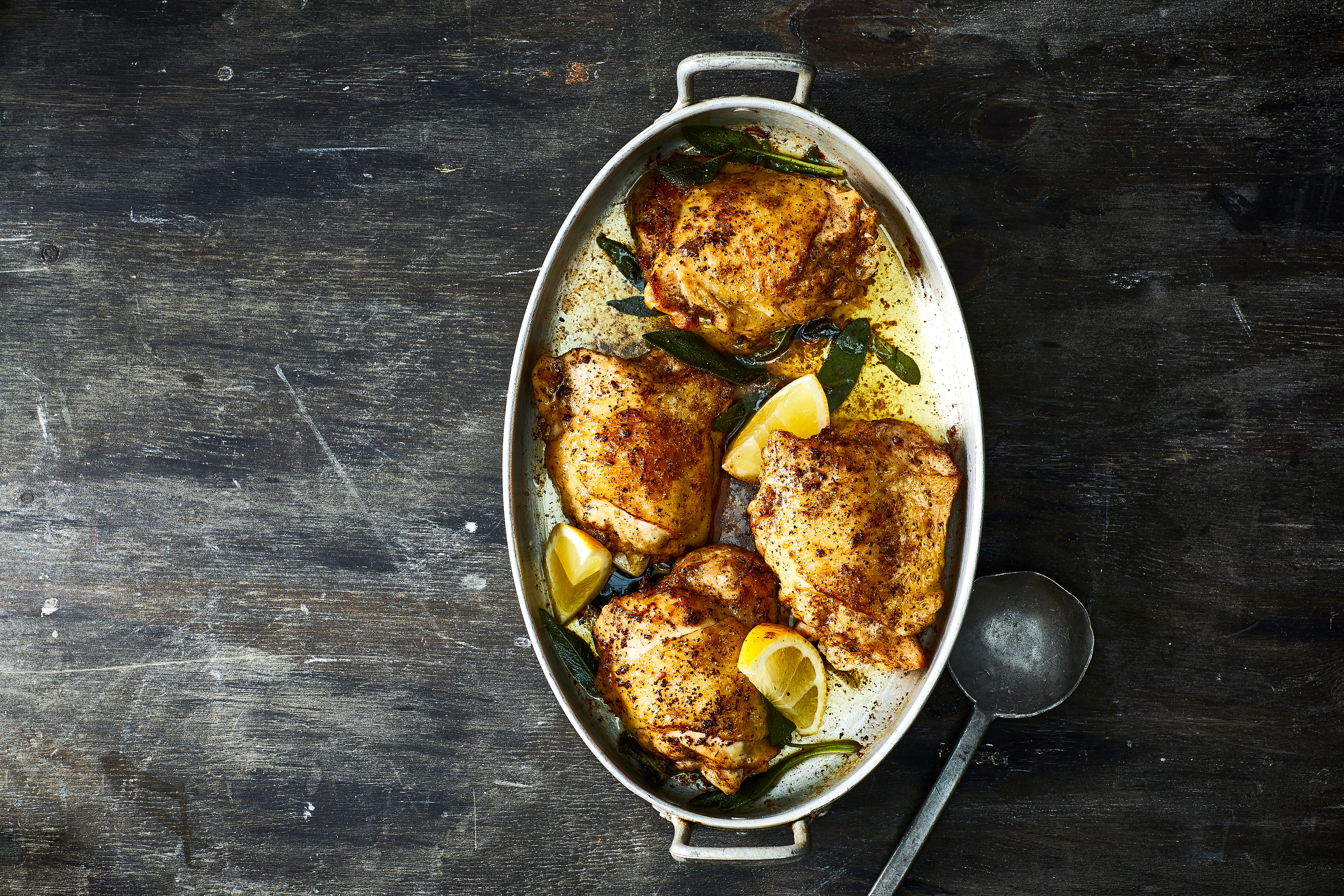 Gebraden kipkarbonade met salie en citroen