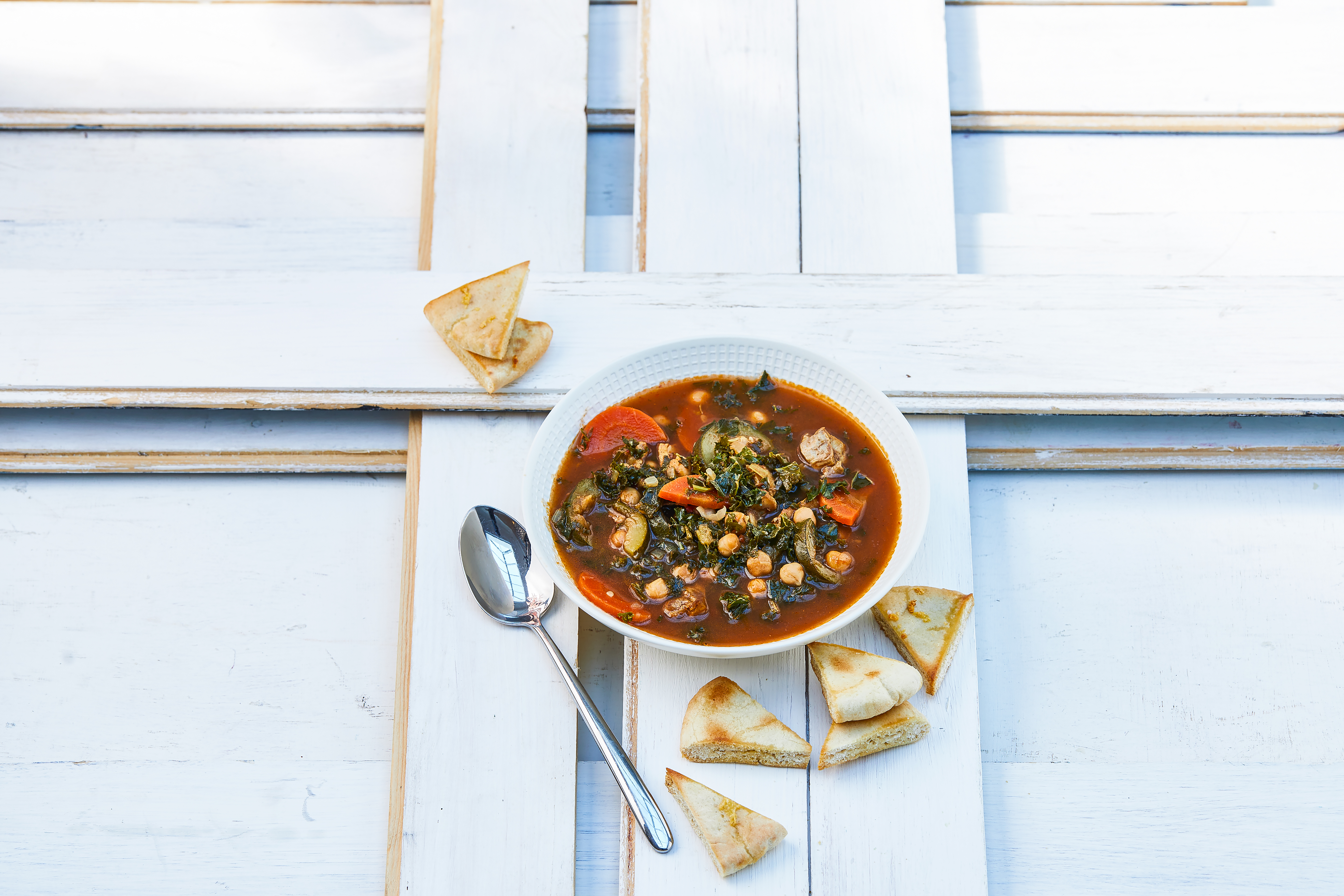 Kippensoep met kikkererwten en pita-croutons