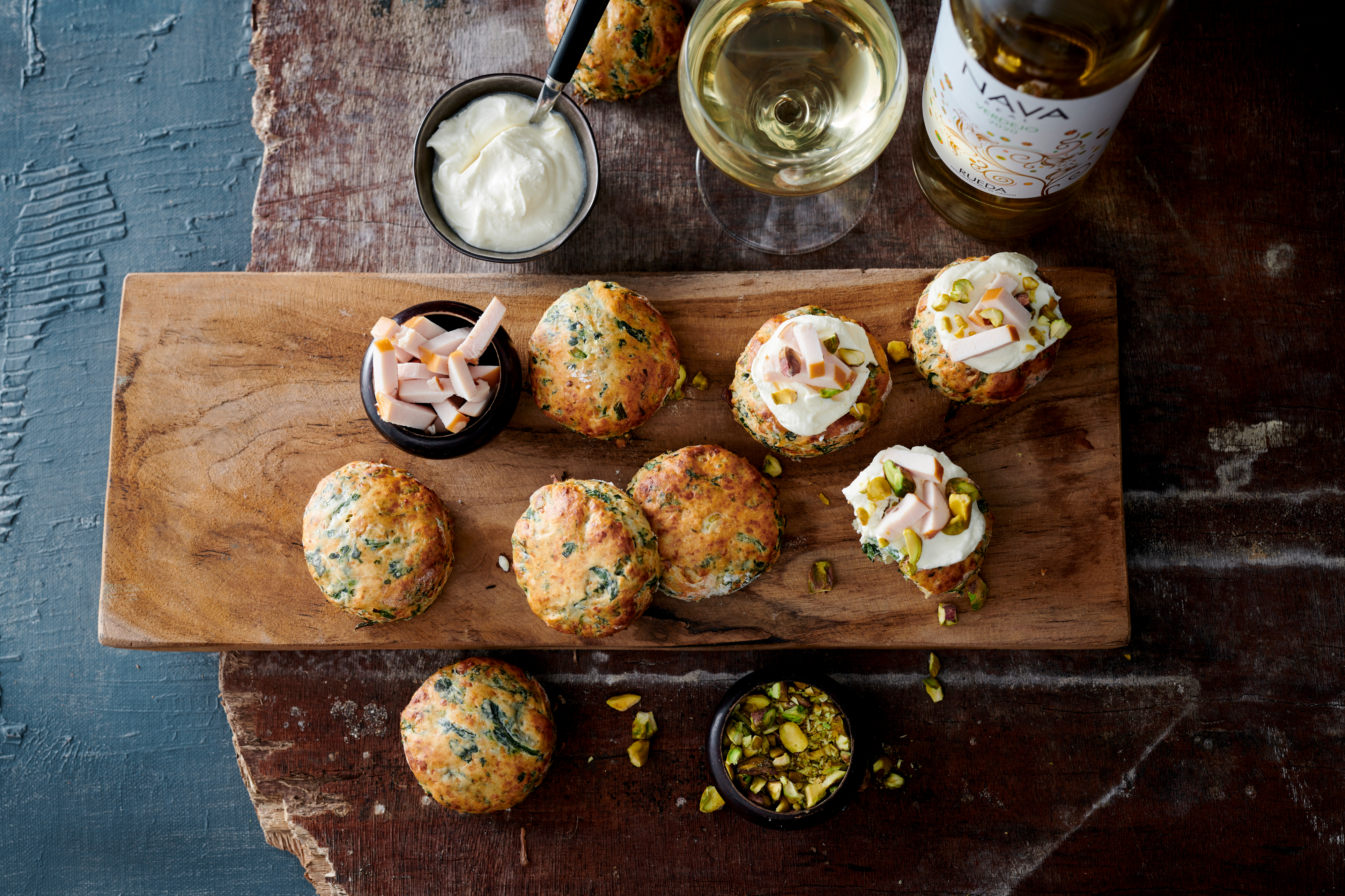 Spinaziescones met gerookte kip