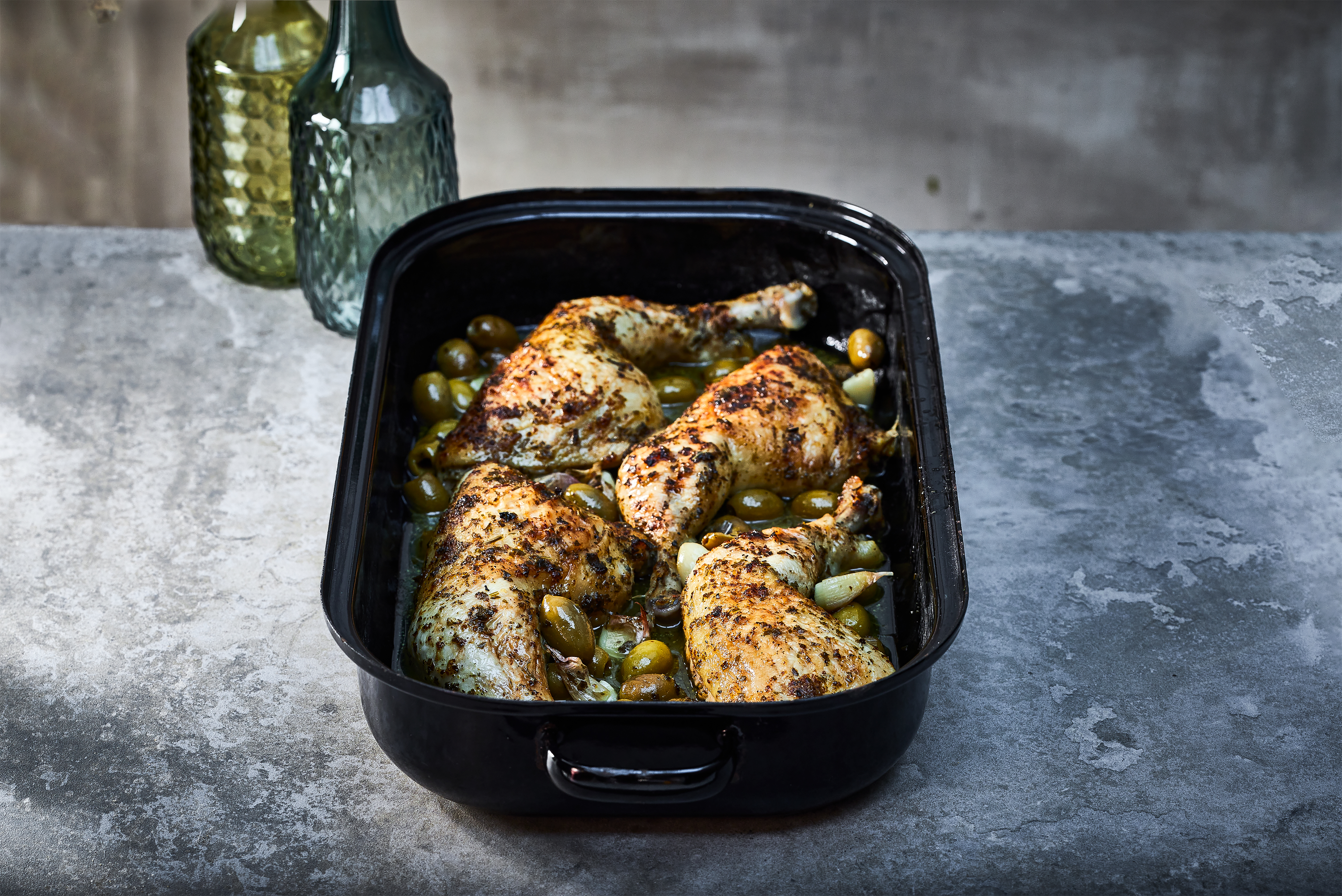 Gestoofde kippenbouten met knoflook en olijven