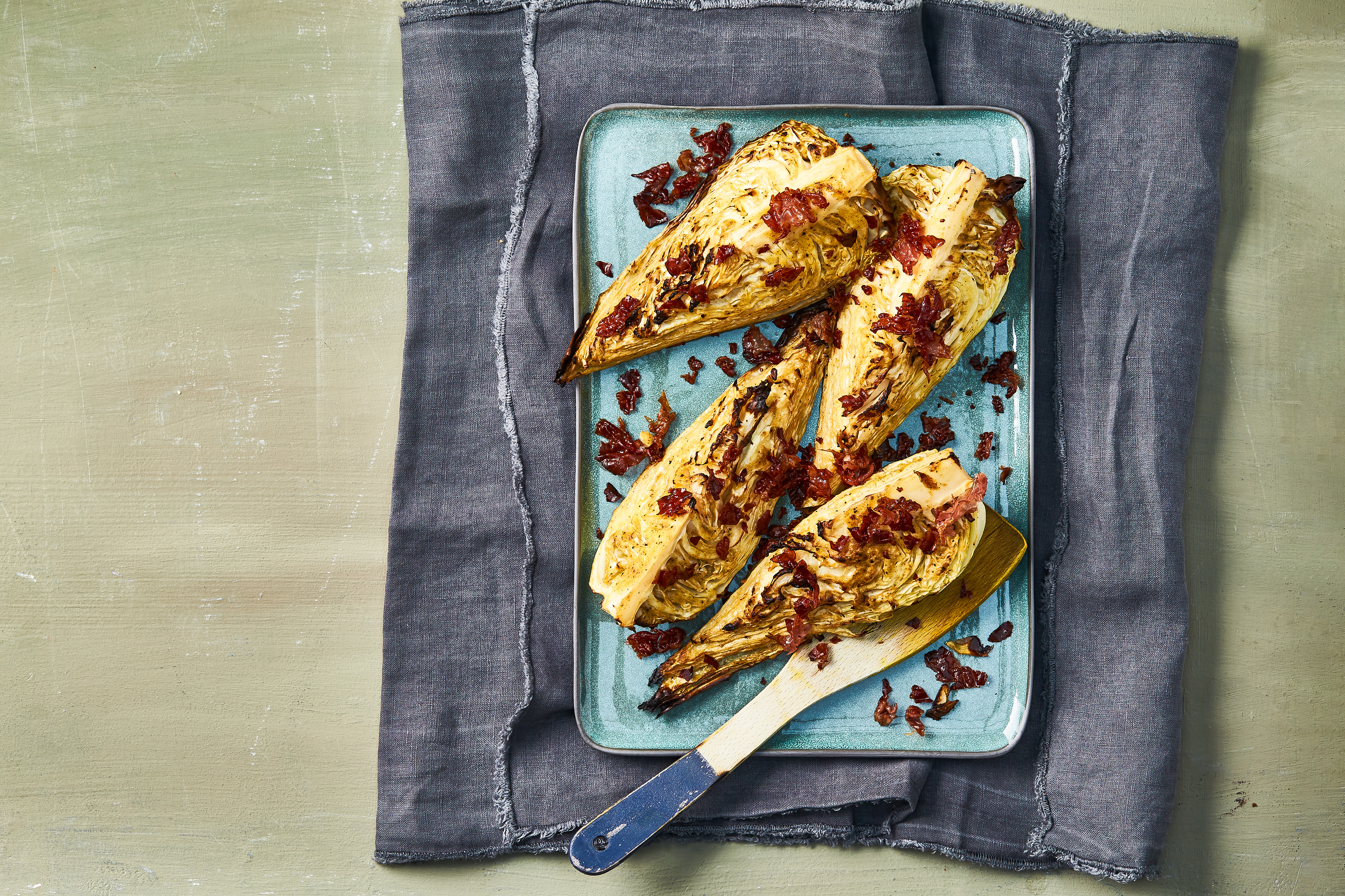 Geroosterde spitskool met ham en mosterdvinaigrette