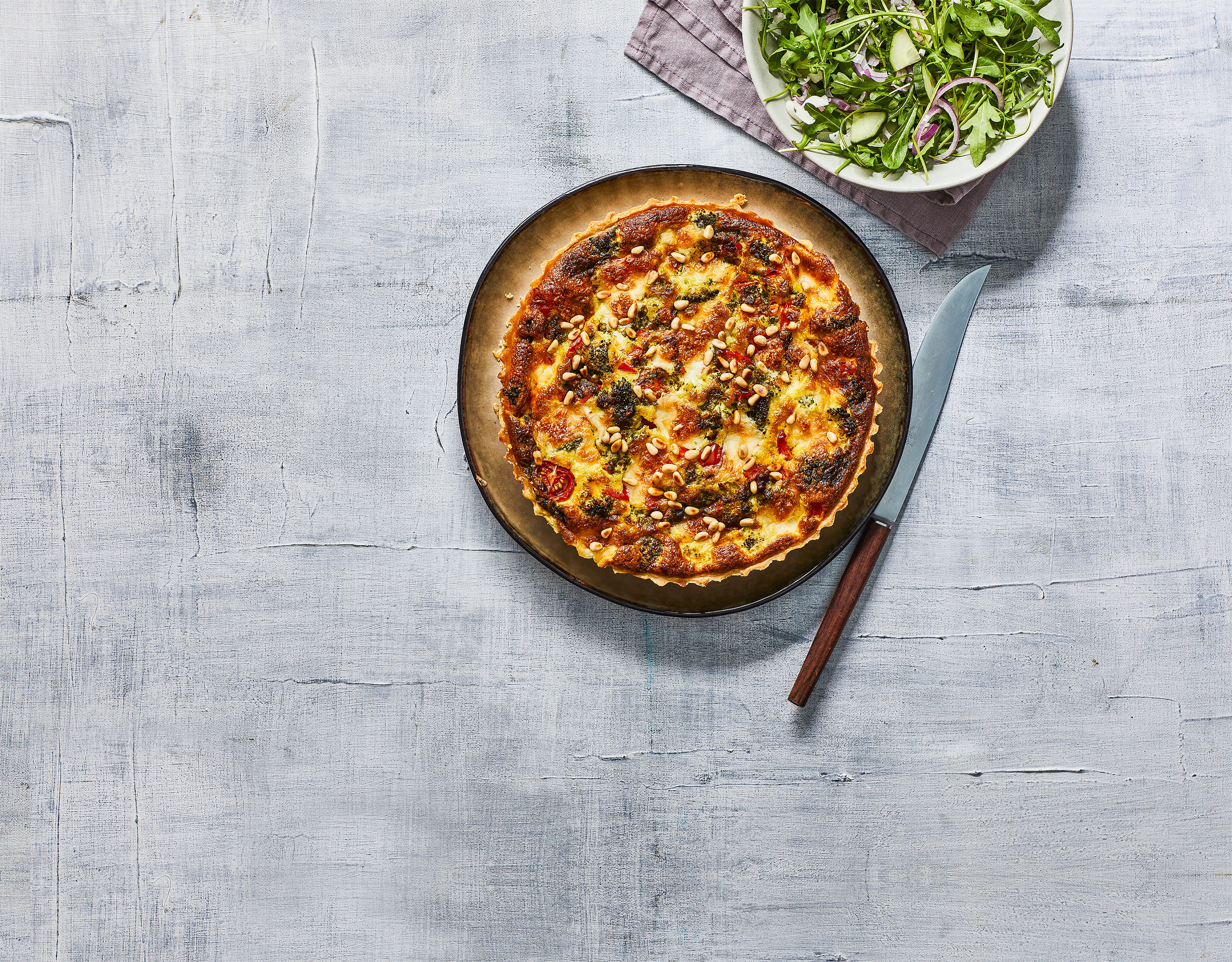 Groentequiche met pesto en pijnboompitten