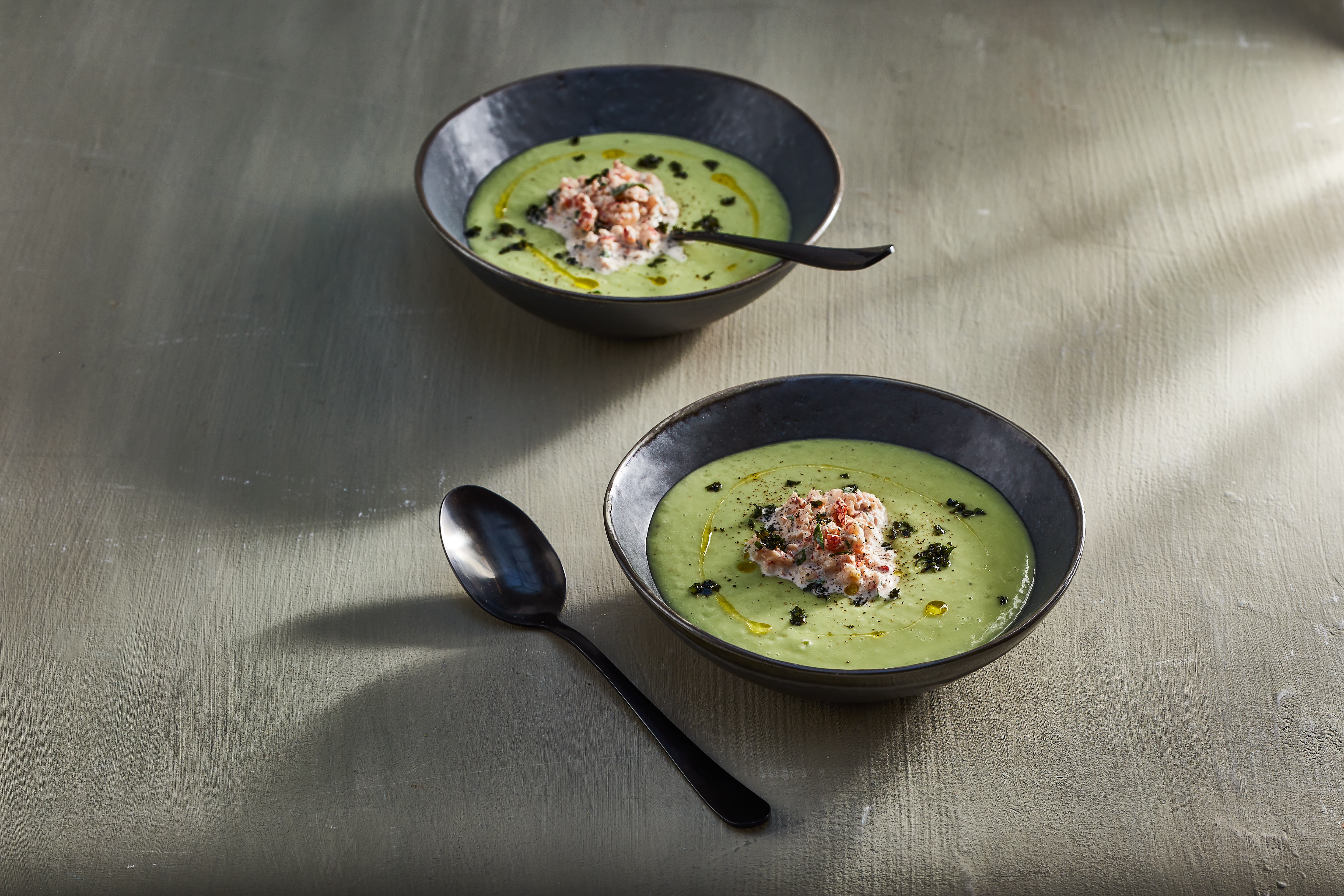Avocado-velouté met rivierkreeftsalsa