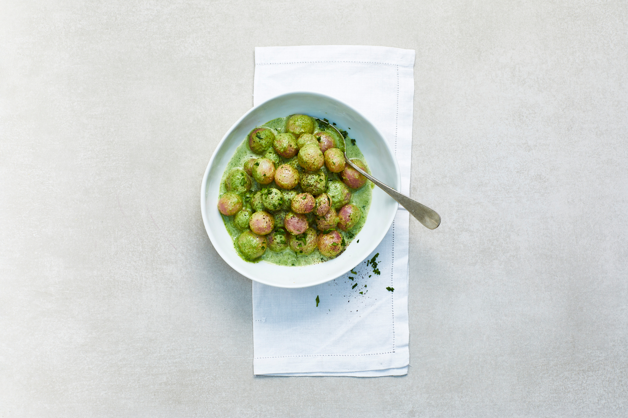 Gestoofde radijsjes in basilicum-roomsaus