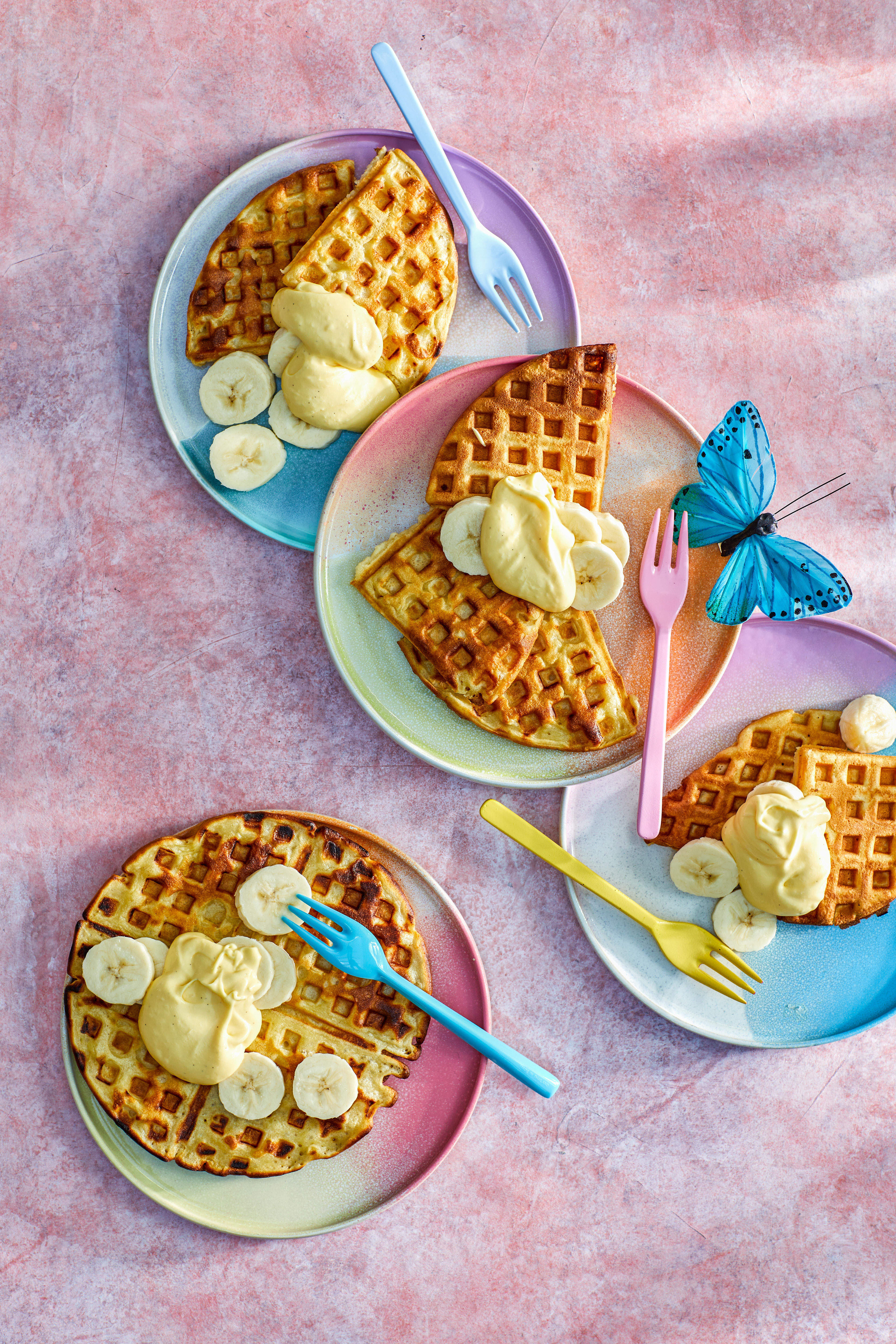 Wafels met banaan en romige advocaatsaus