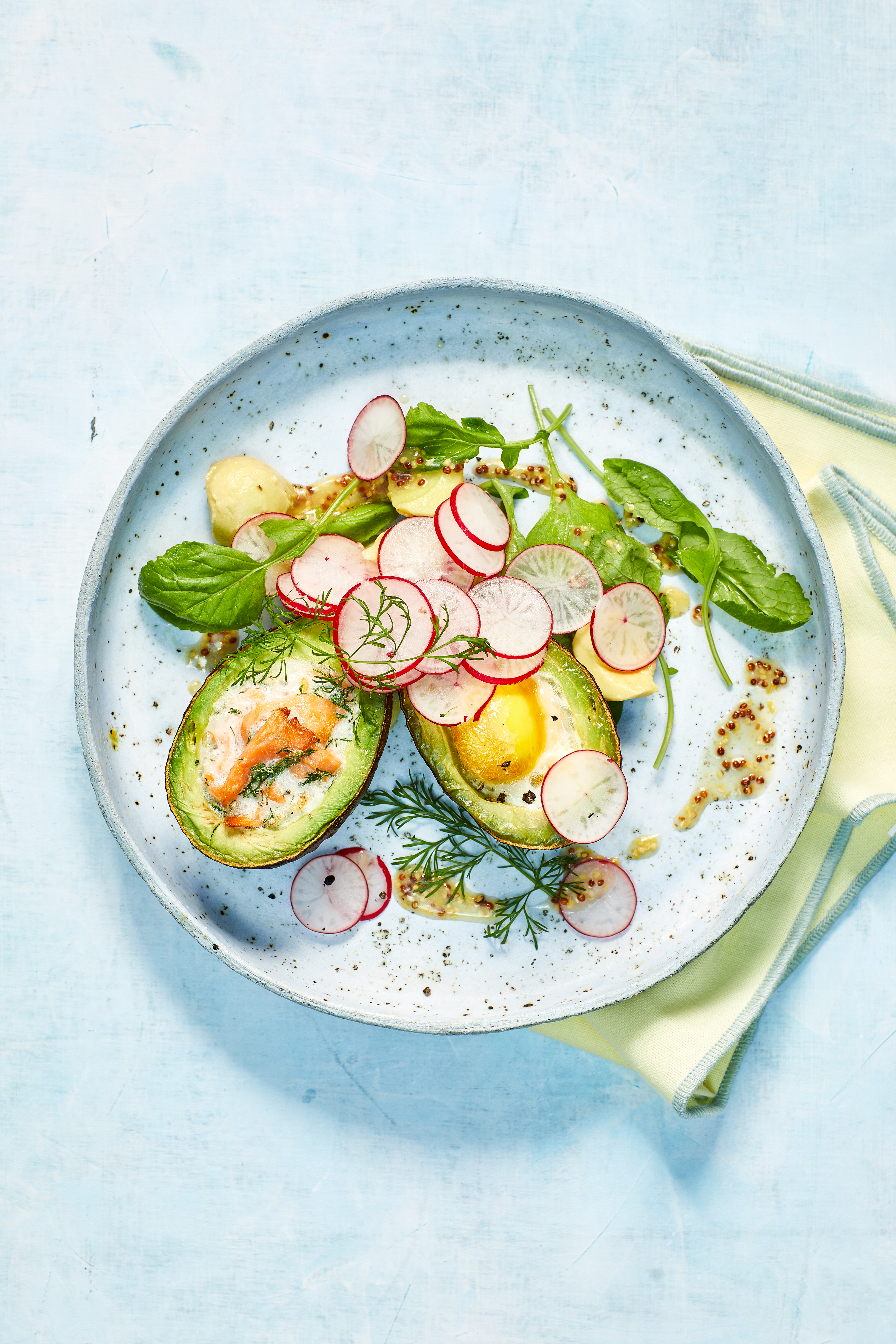 Ei in avocado met zalm