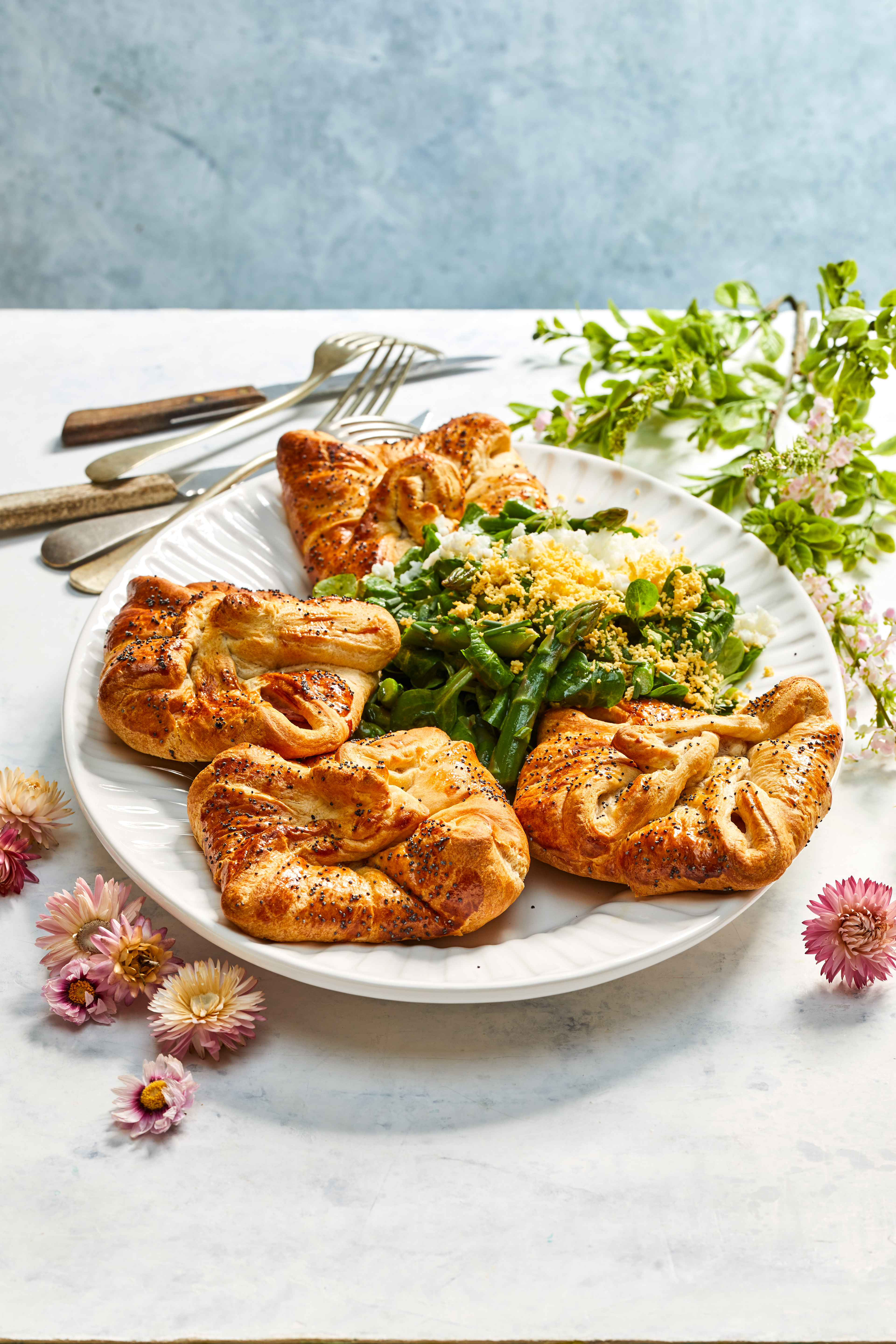 Hambroodjes met aspergesalade