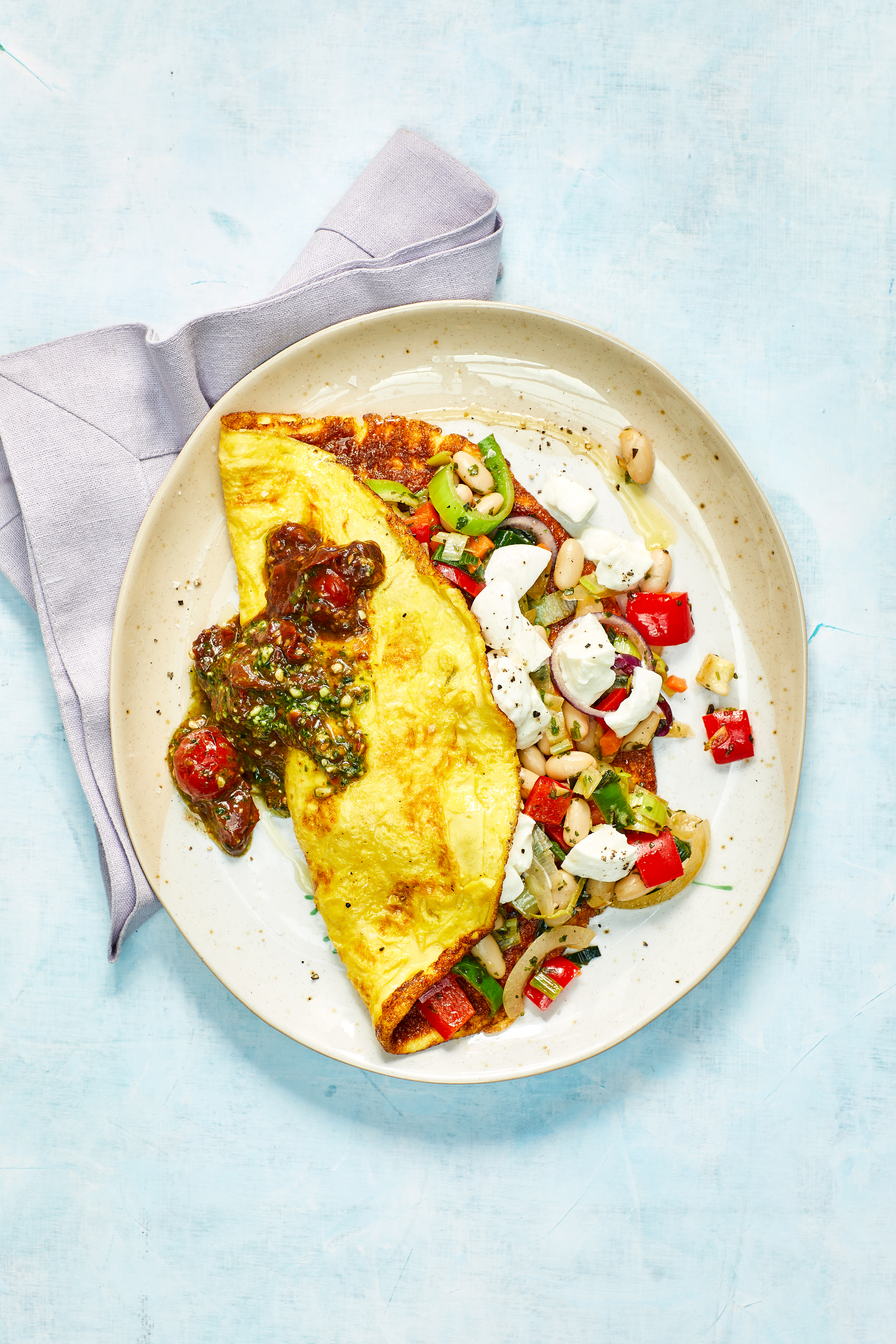 Toscaanse omelet met groenten, bonen en mozzarella