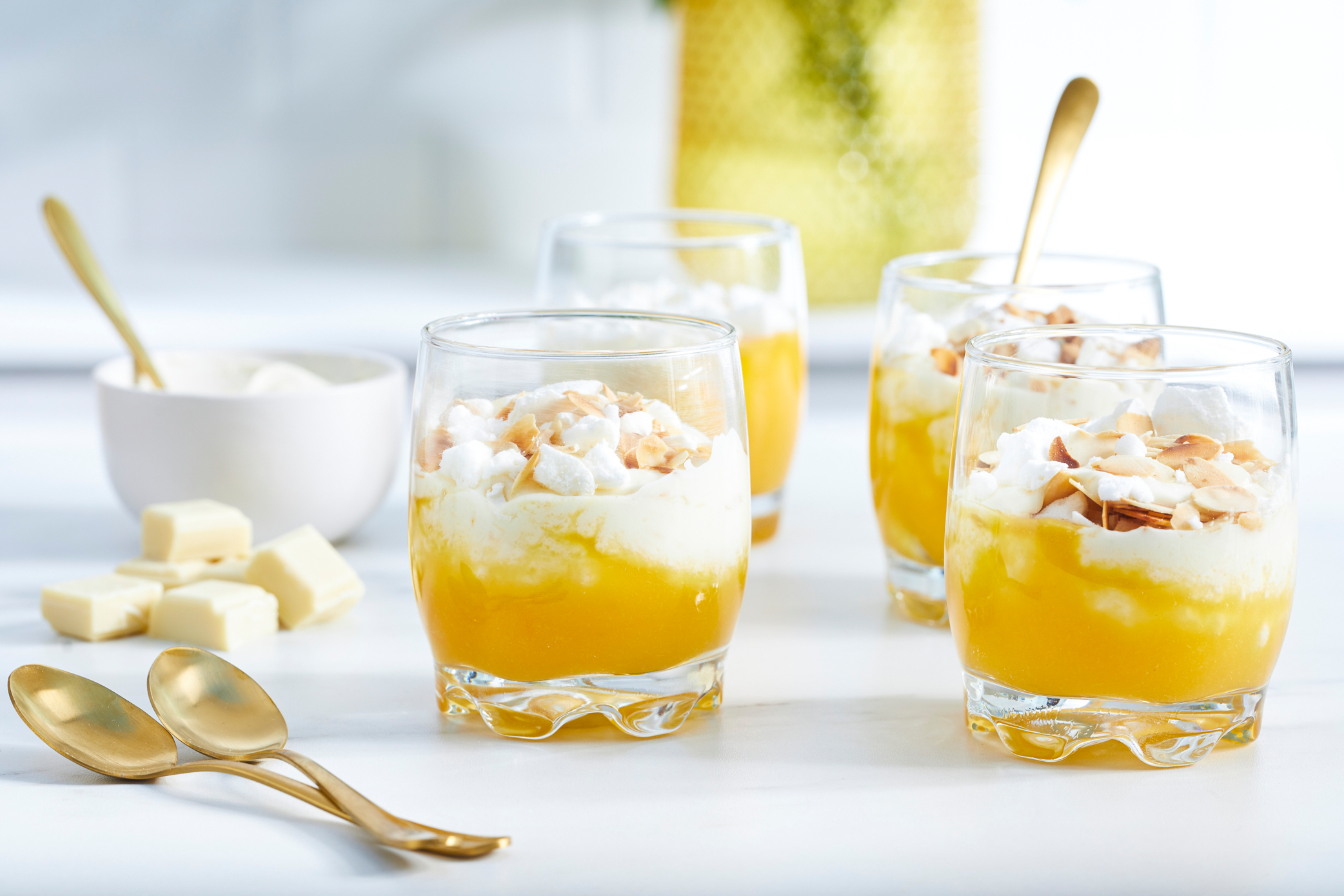 Perzikdessert van perzikkwark, eierschuim en witte chocolade