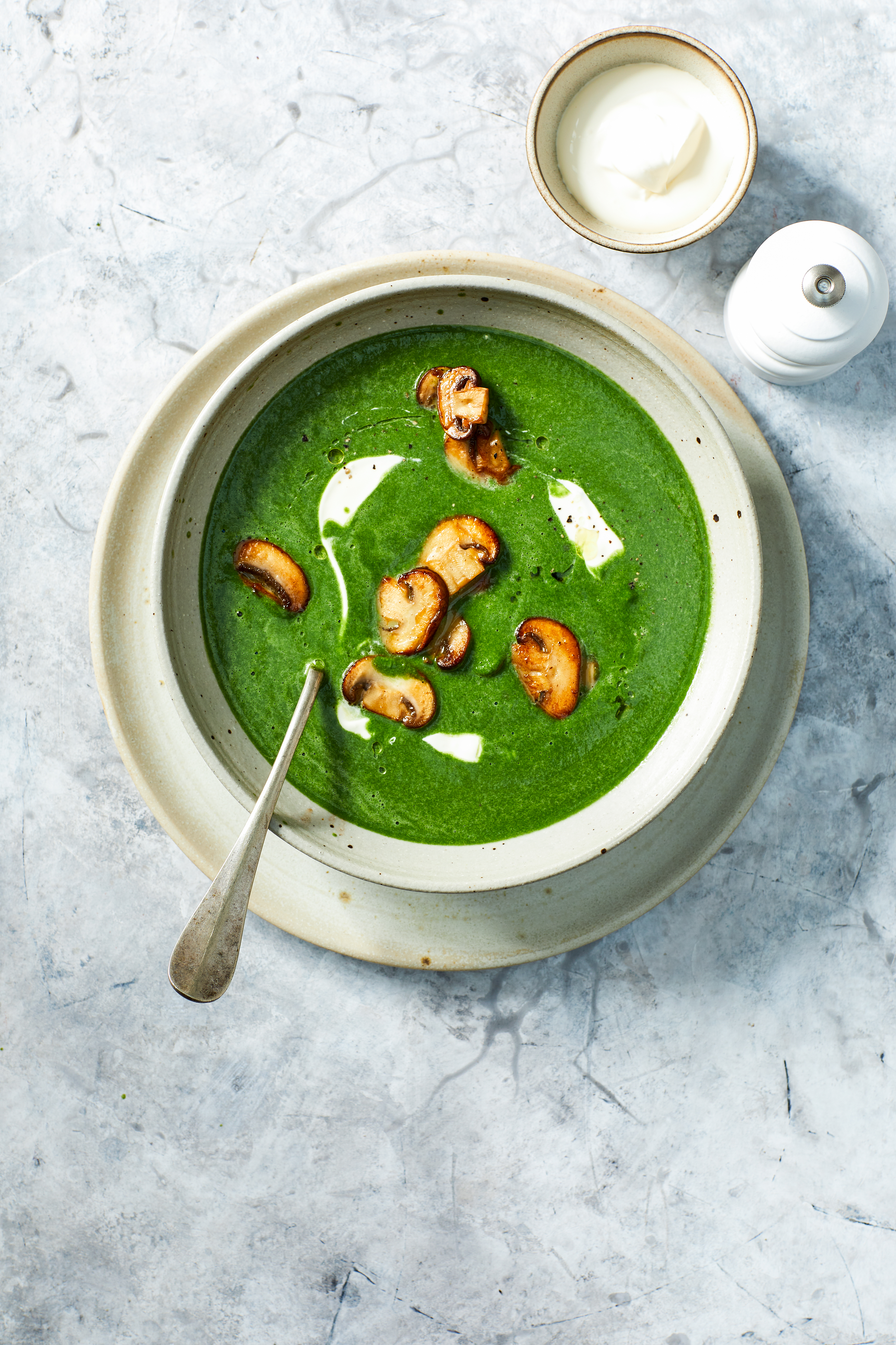 Romige spinaziesoep met champignons