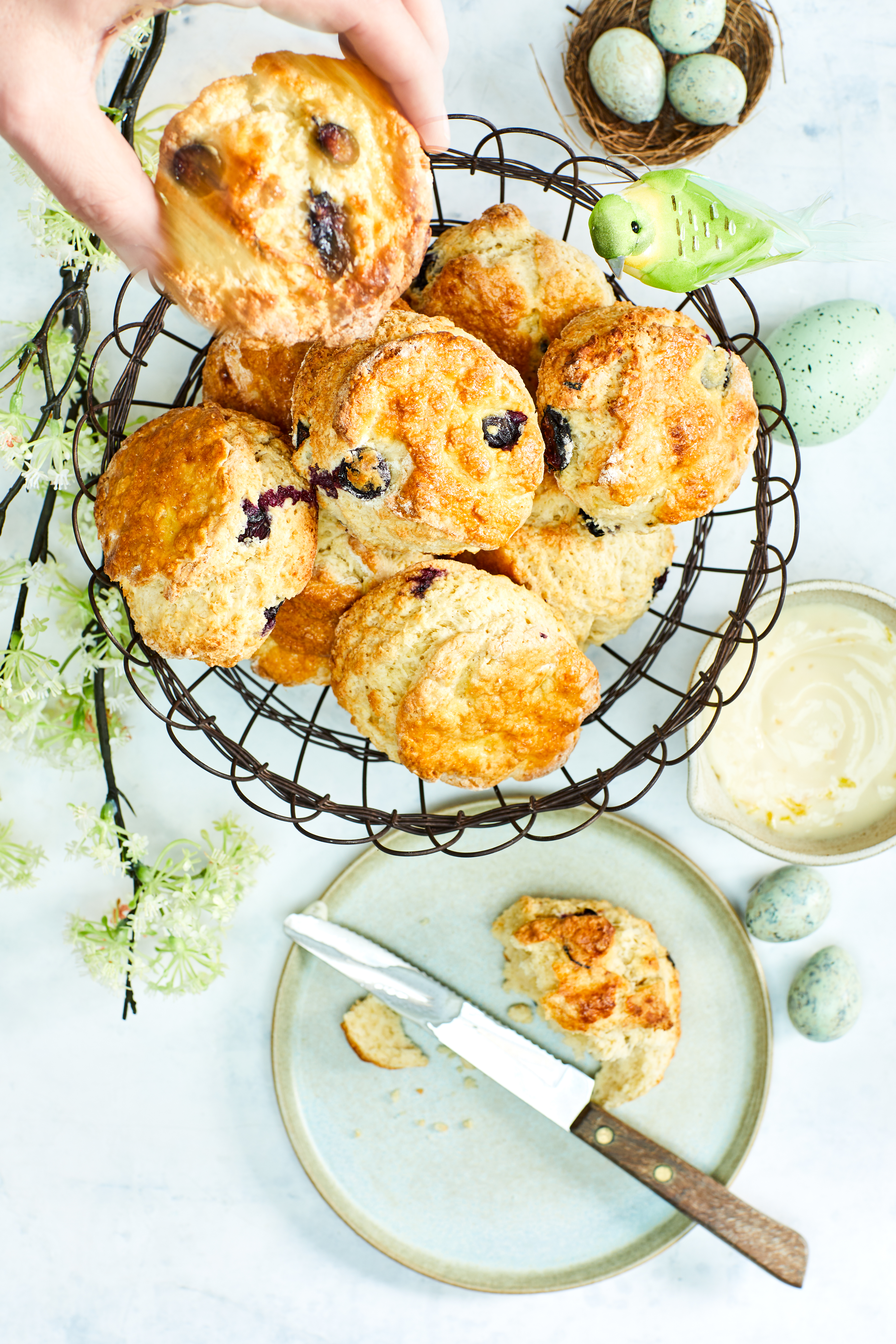 Scones met bessen en citroenricotta