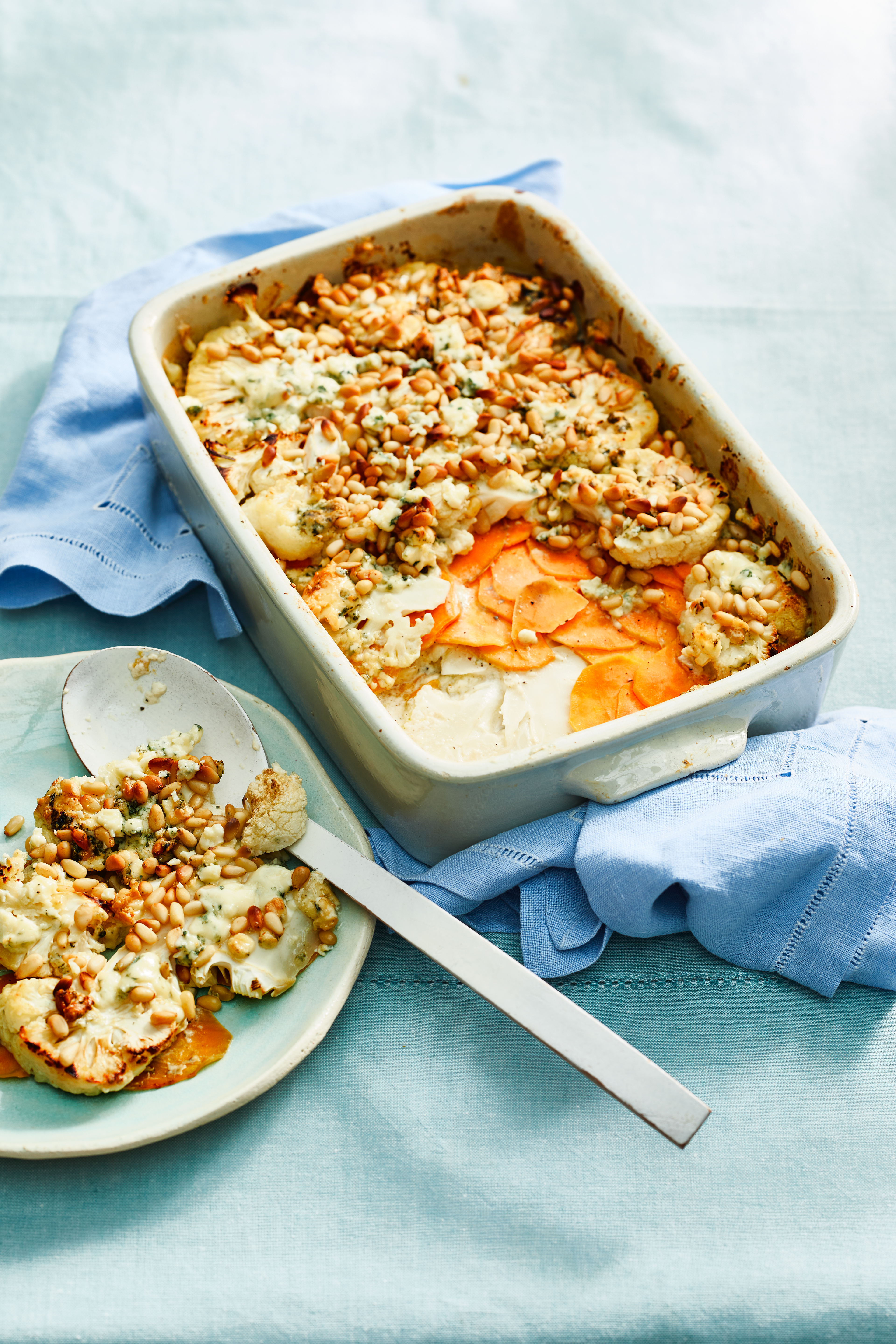 Gegratineerde bloemkoolschotel met zoete aardappel
