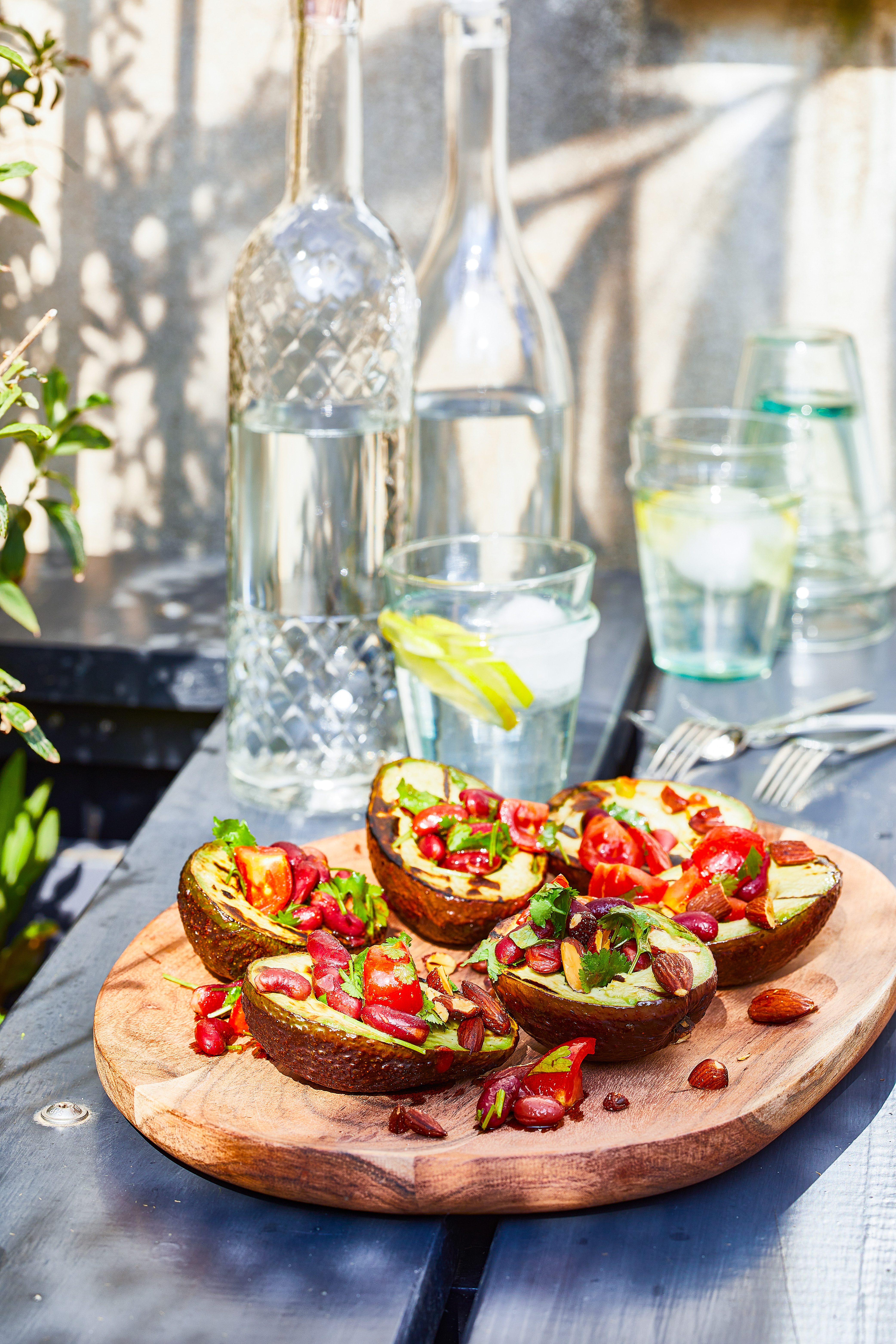Gegrilde avocado met kidneybonen